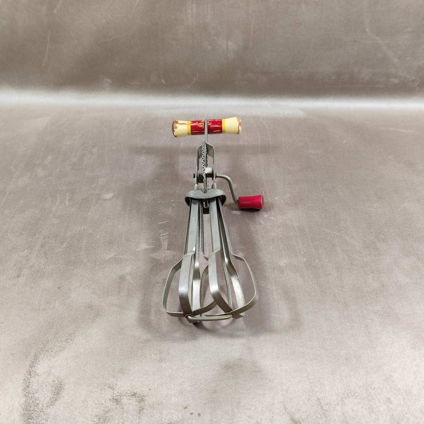 Batteur à œuf à manche en bois Made in France Vintage 1950