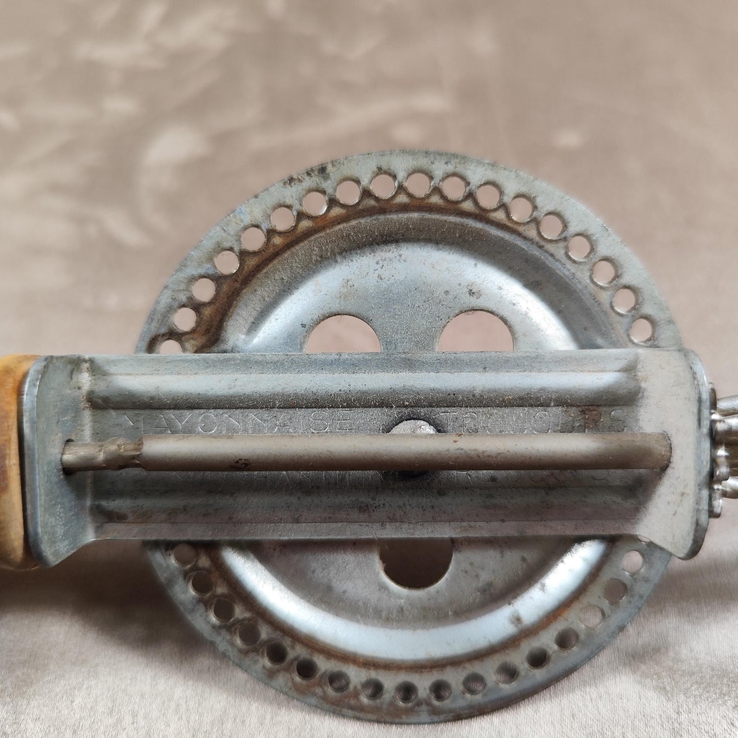 Batteur à œuf à manche en bois Made in France Vintage 1950