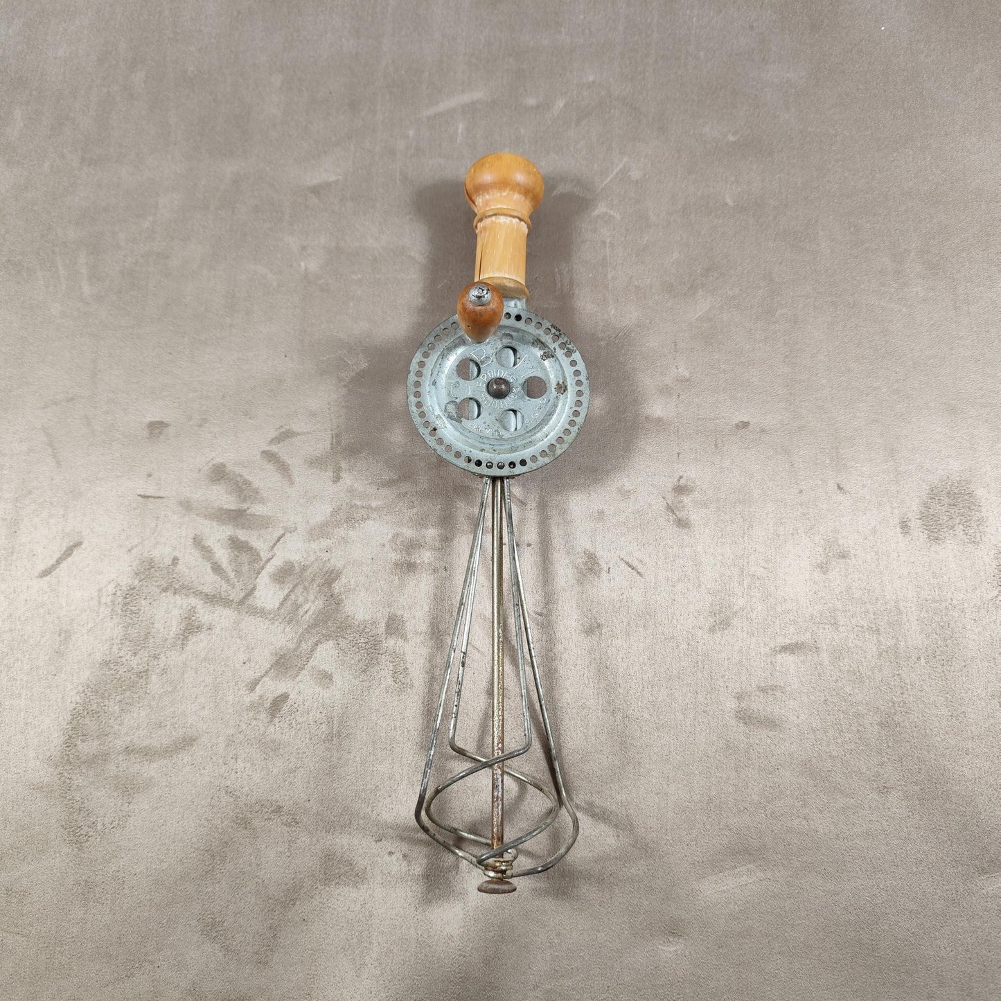 Batteur à œuf à manche en bois Made in France Vintage 1950