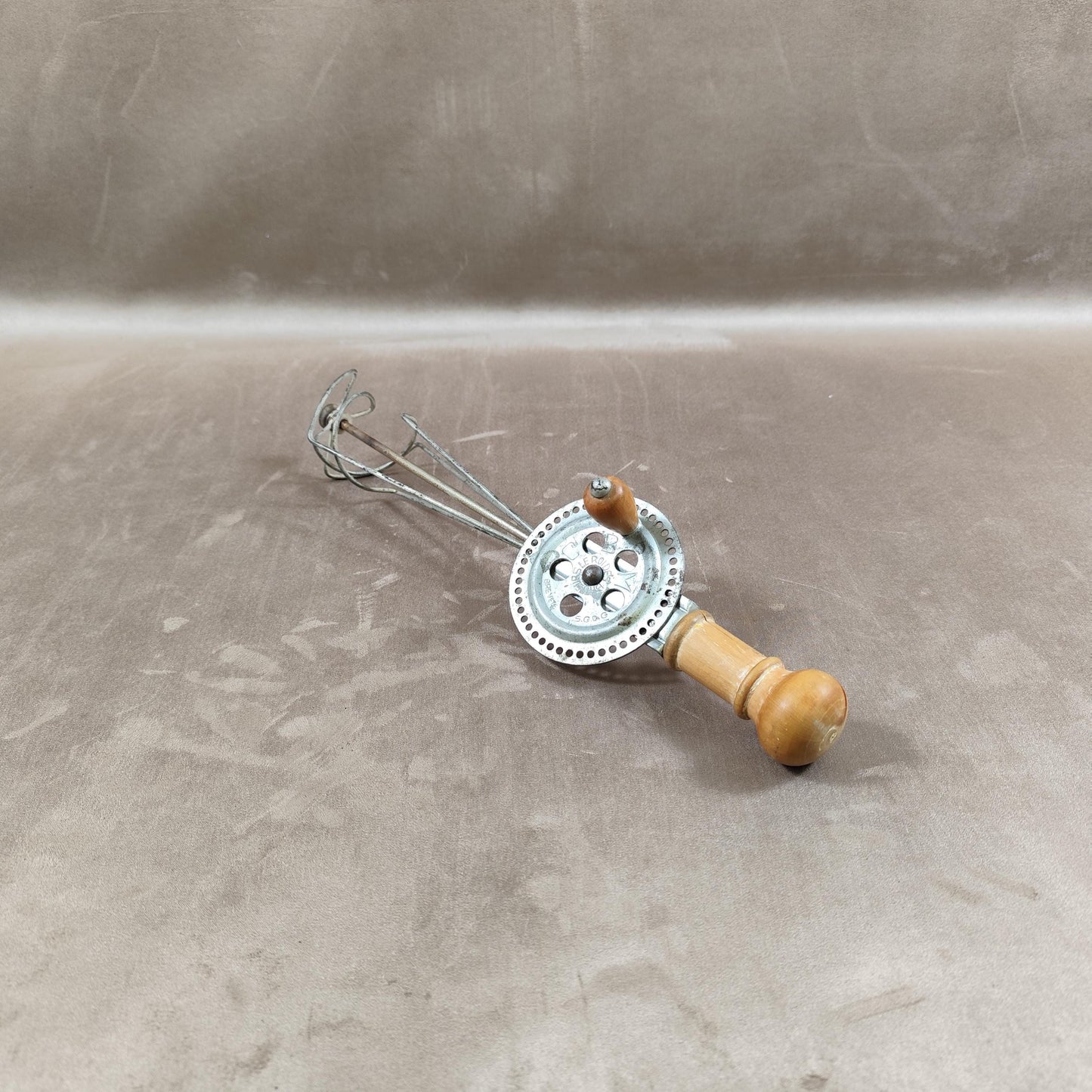 Batteur à œuf à manche en bois Made in France Vintage 1950