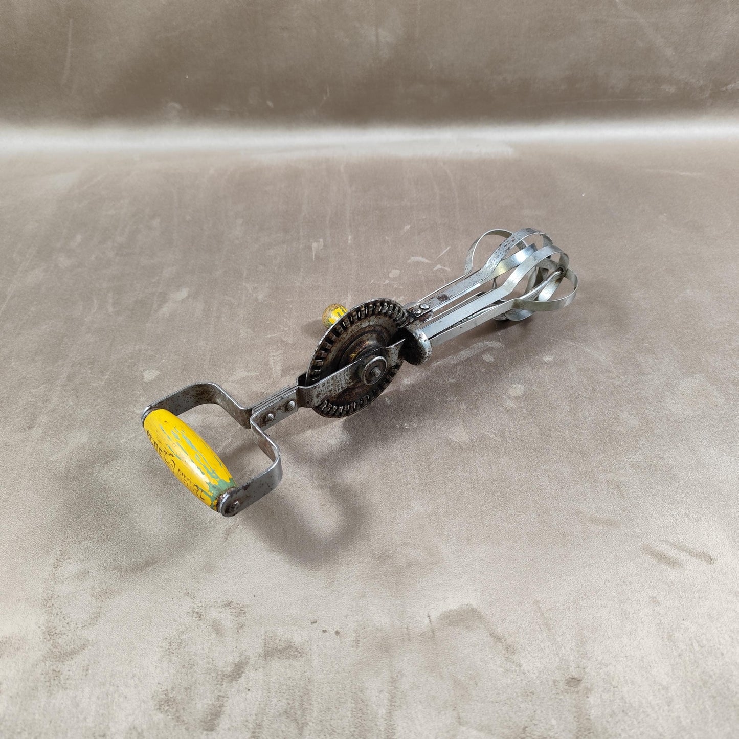 Batteur à œuf à manche en bois Made in U.S.A Vintage 1950