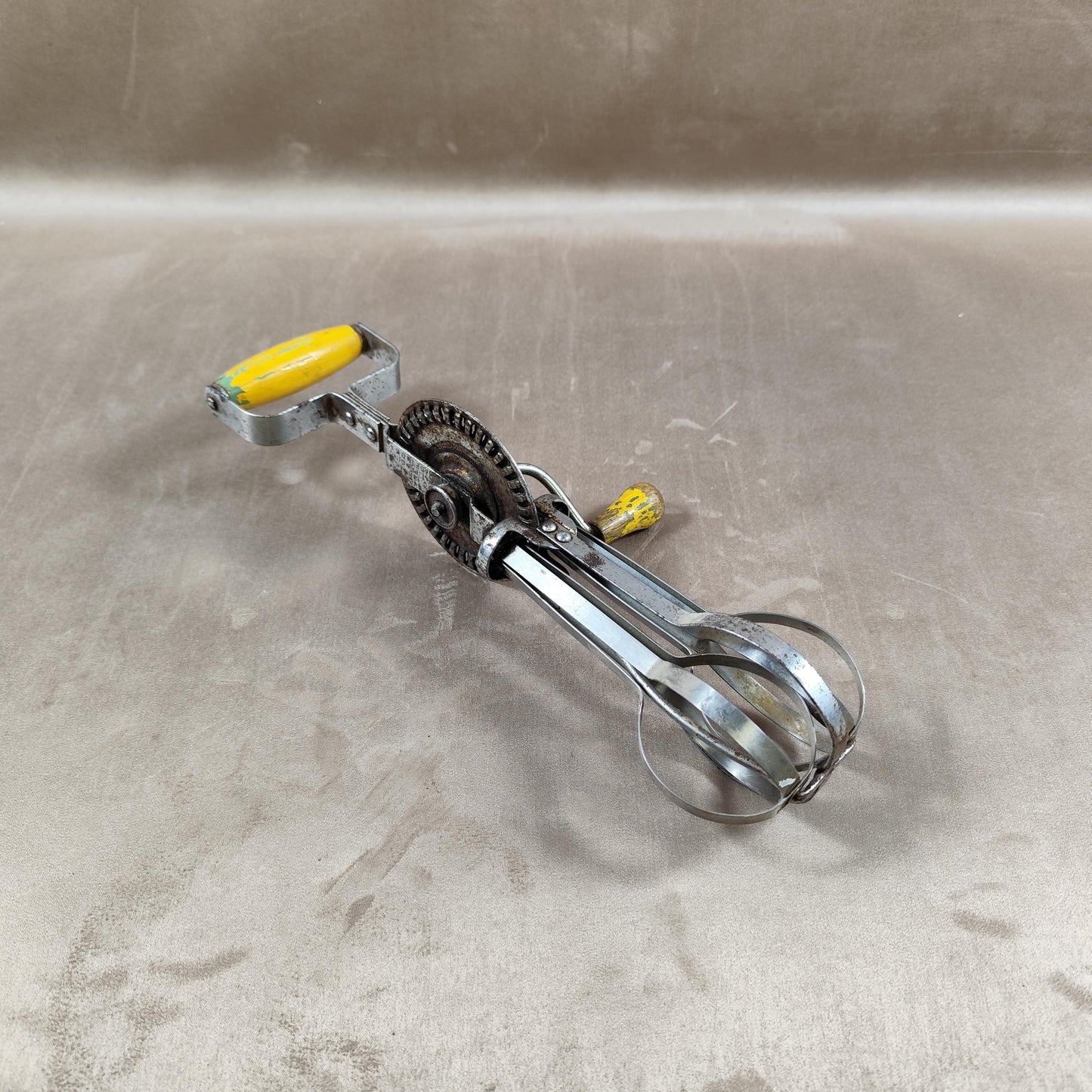 Batteur à œuf à manche en bois Made in U.S.A Vintage 1950