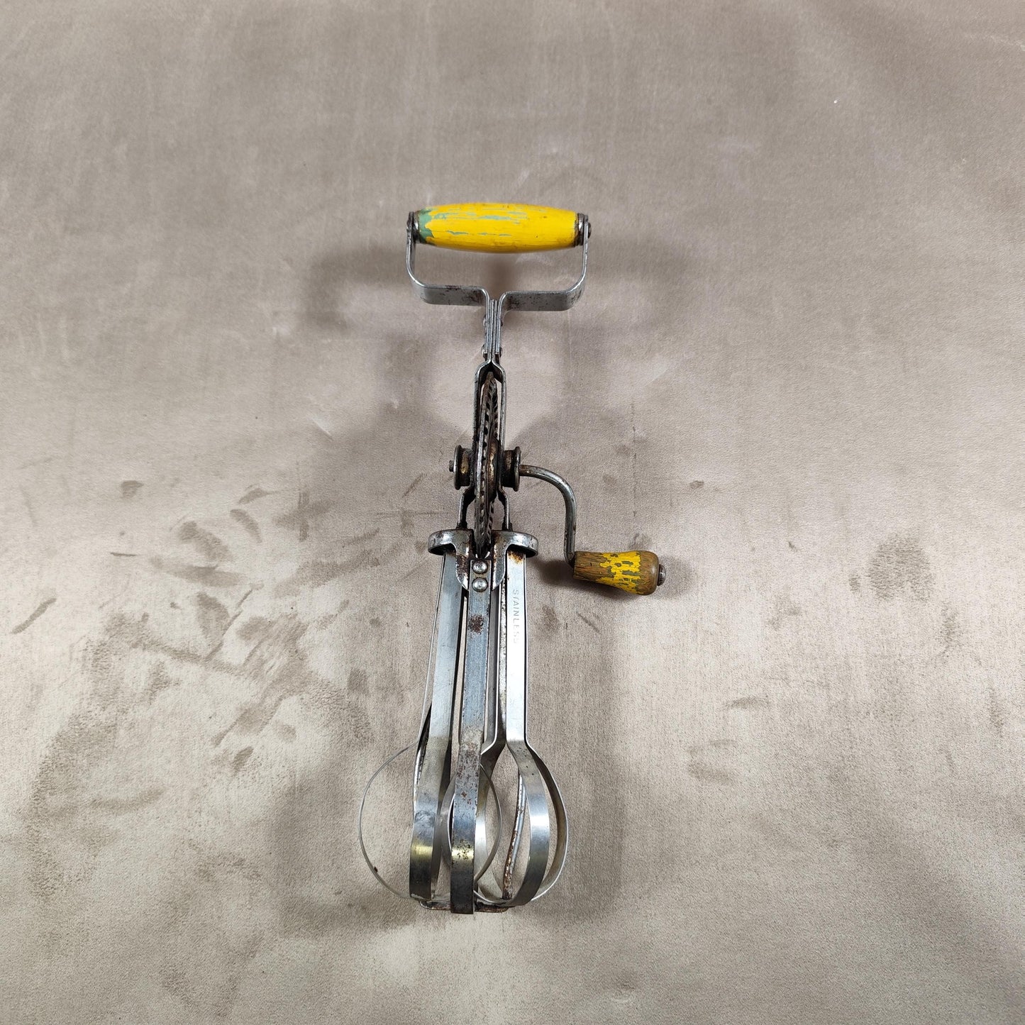 Batteur à œuf à manche en bois Made in U.S.A Vintage 1950