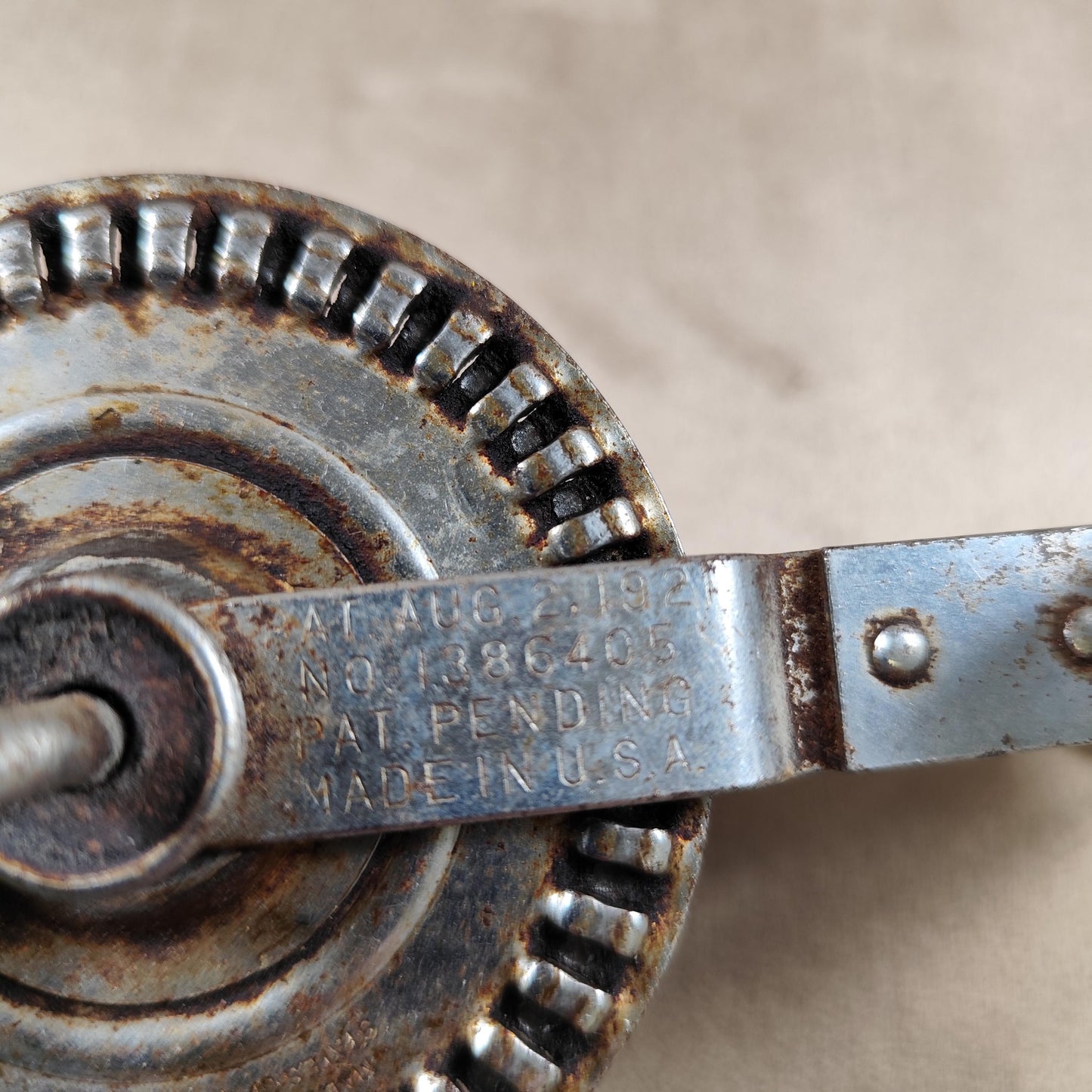 Batteur à œuf à manche en bois Made in U.S.A Vintage 1950