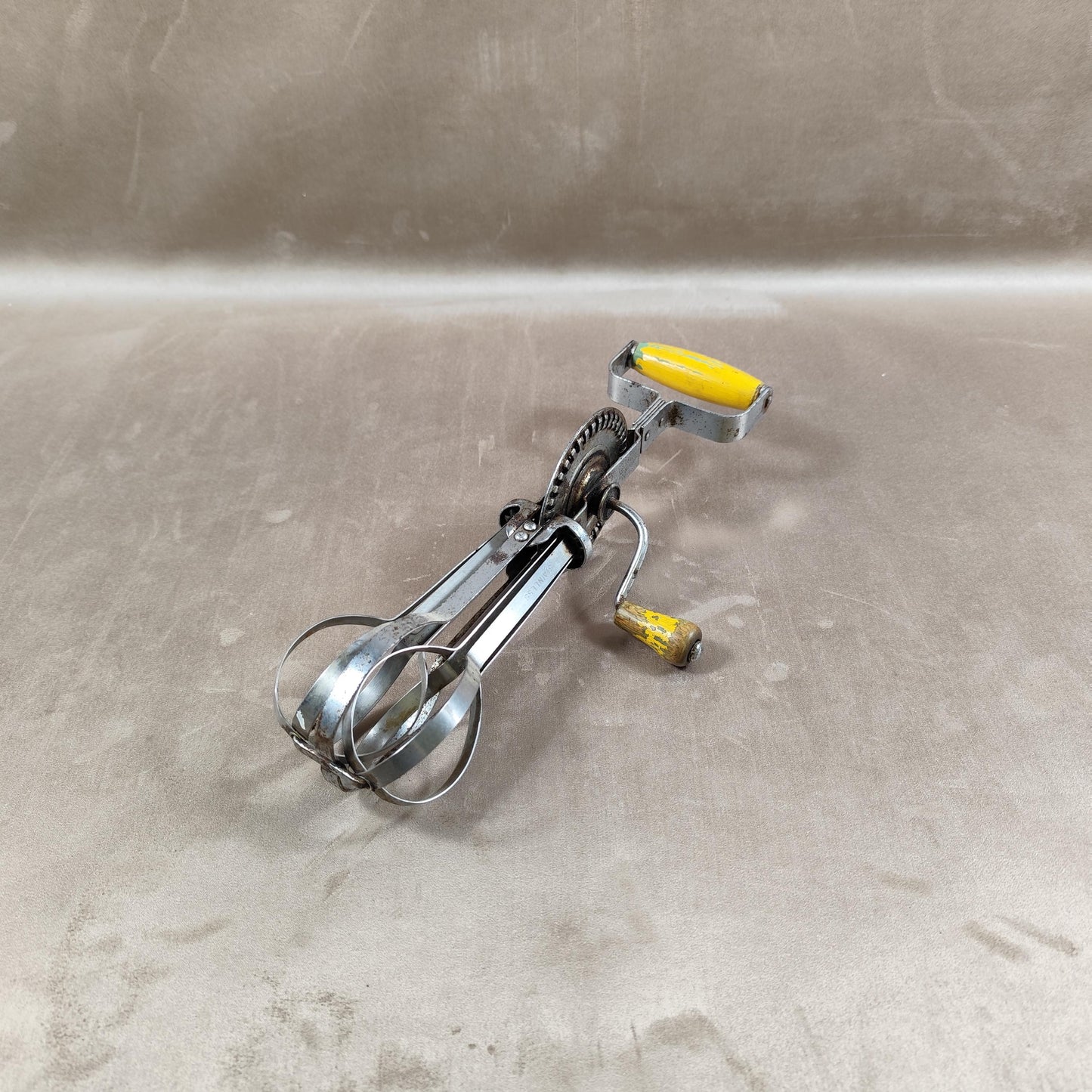 Batteur à œuf à manche en bois Made in U.S.A Vintage 1950