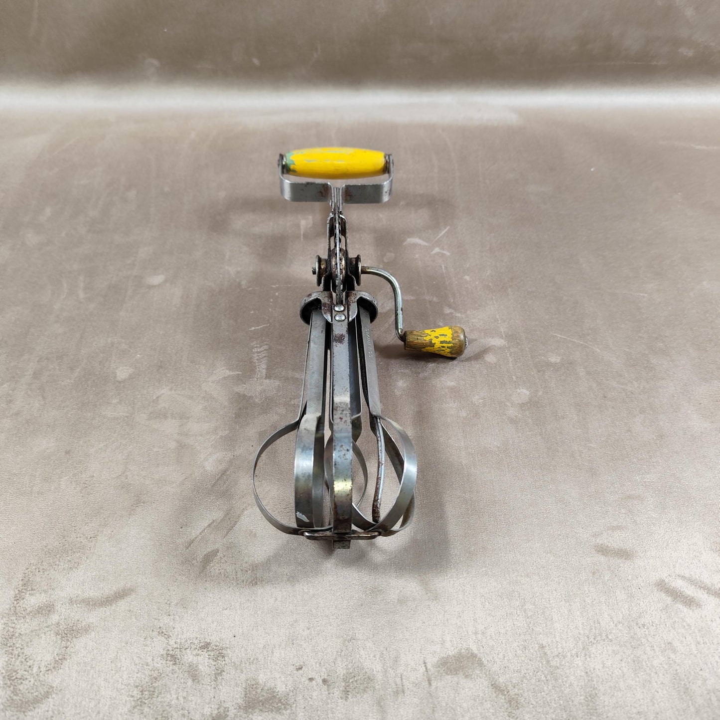 Batteur à œuf à manche en bois Made in U.S.A Vintage 1950