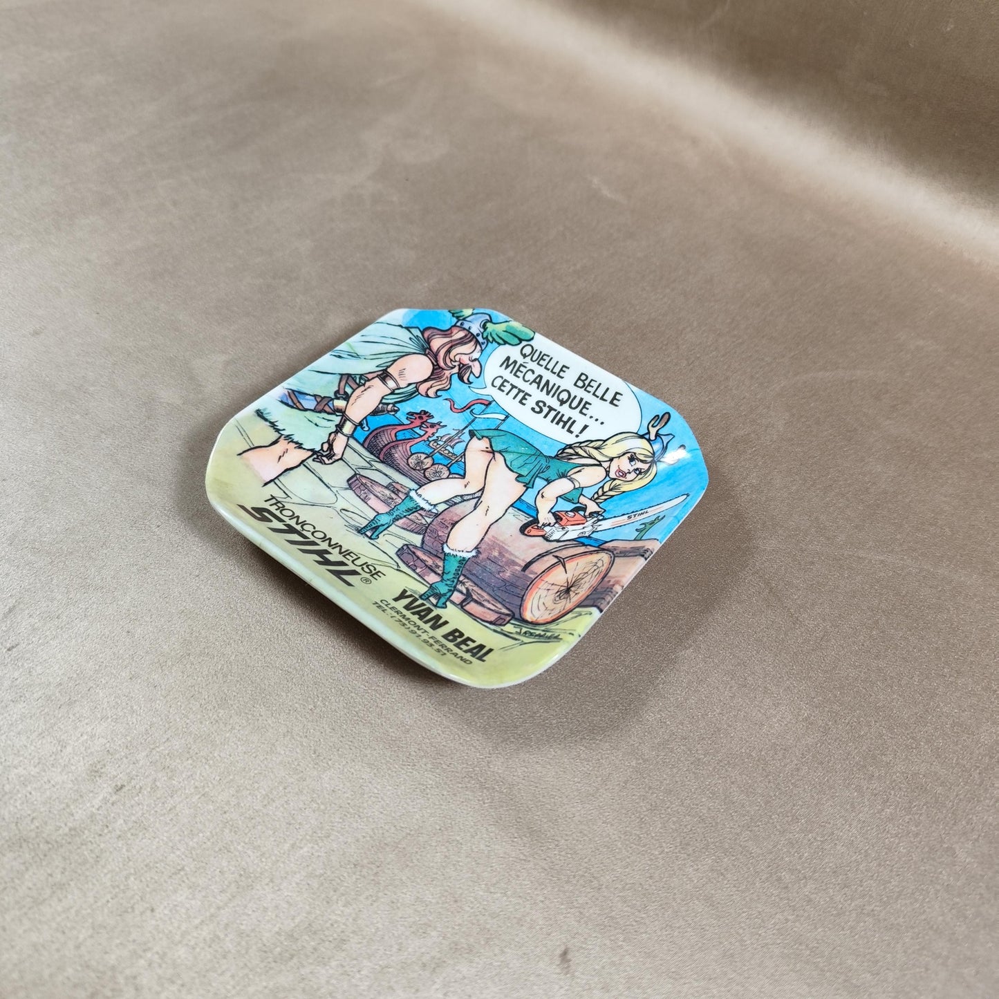 Cendrier vide poche Publicitaire Humoristique Tronçonneuse Stihl dessin viking par J.Perrier Made in France Vintage 1980