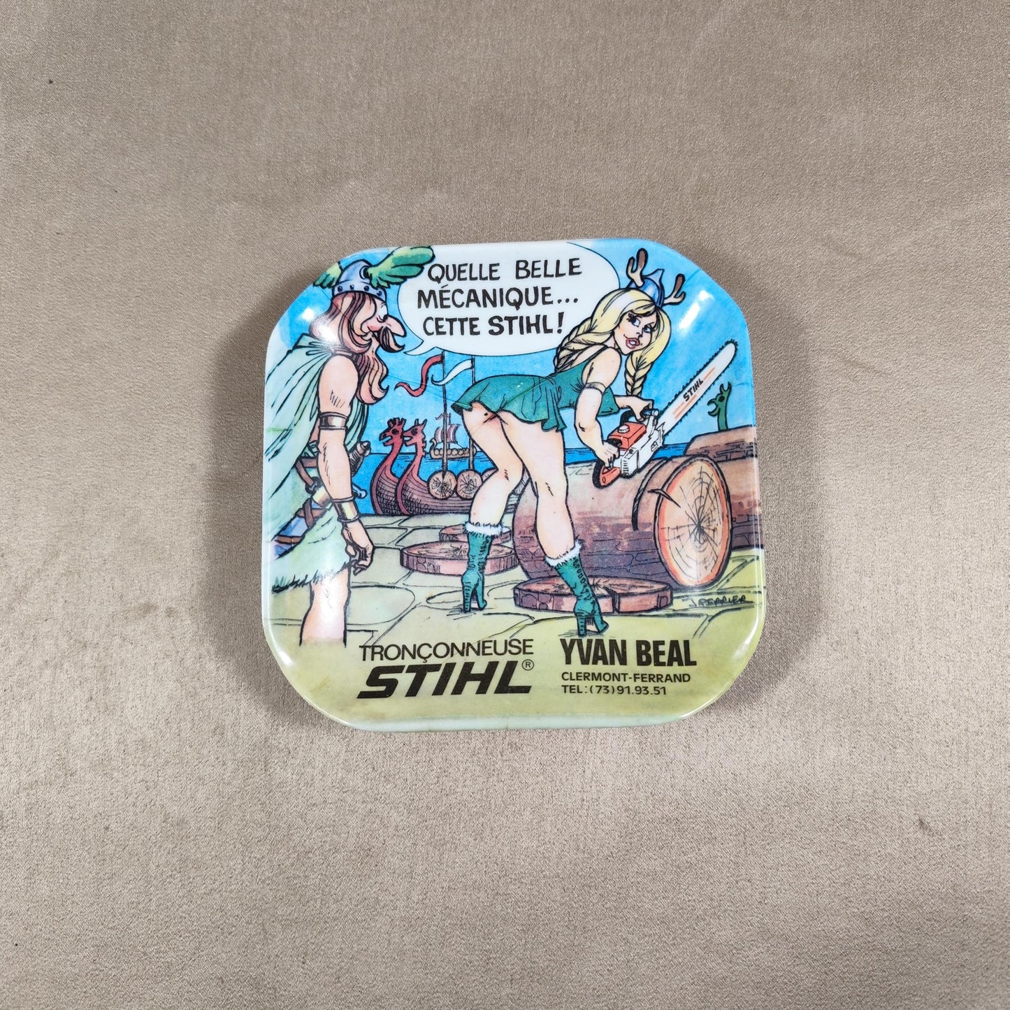 Cendrier vide poche Publicitaire Humoristique Tronçonneuse Stihl dessin viking par J.Perrier Made in France Vintage 1980
