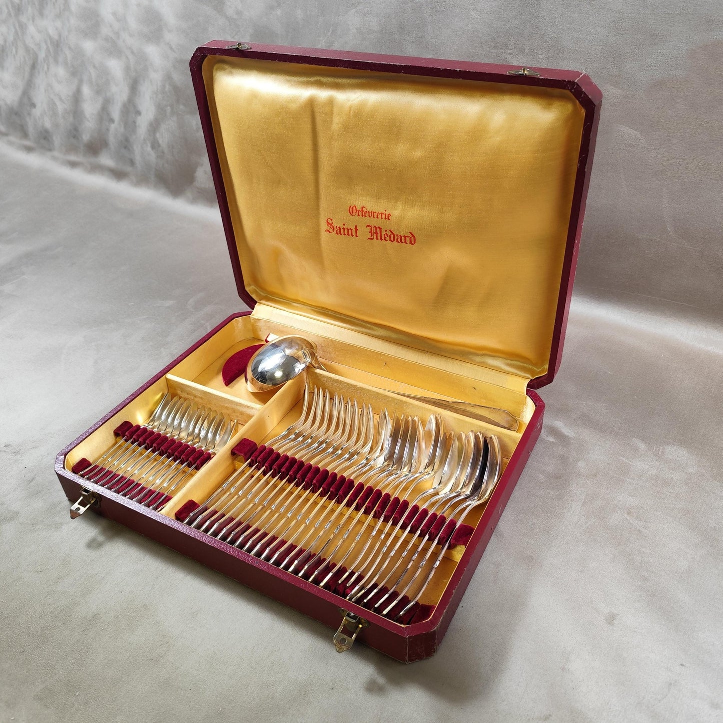 Ménagère 12 personnes 37 pièces Art Déco par Saint Médard en Métal argenté Poinçon d'Orfèvre en écrin Vintage 1900