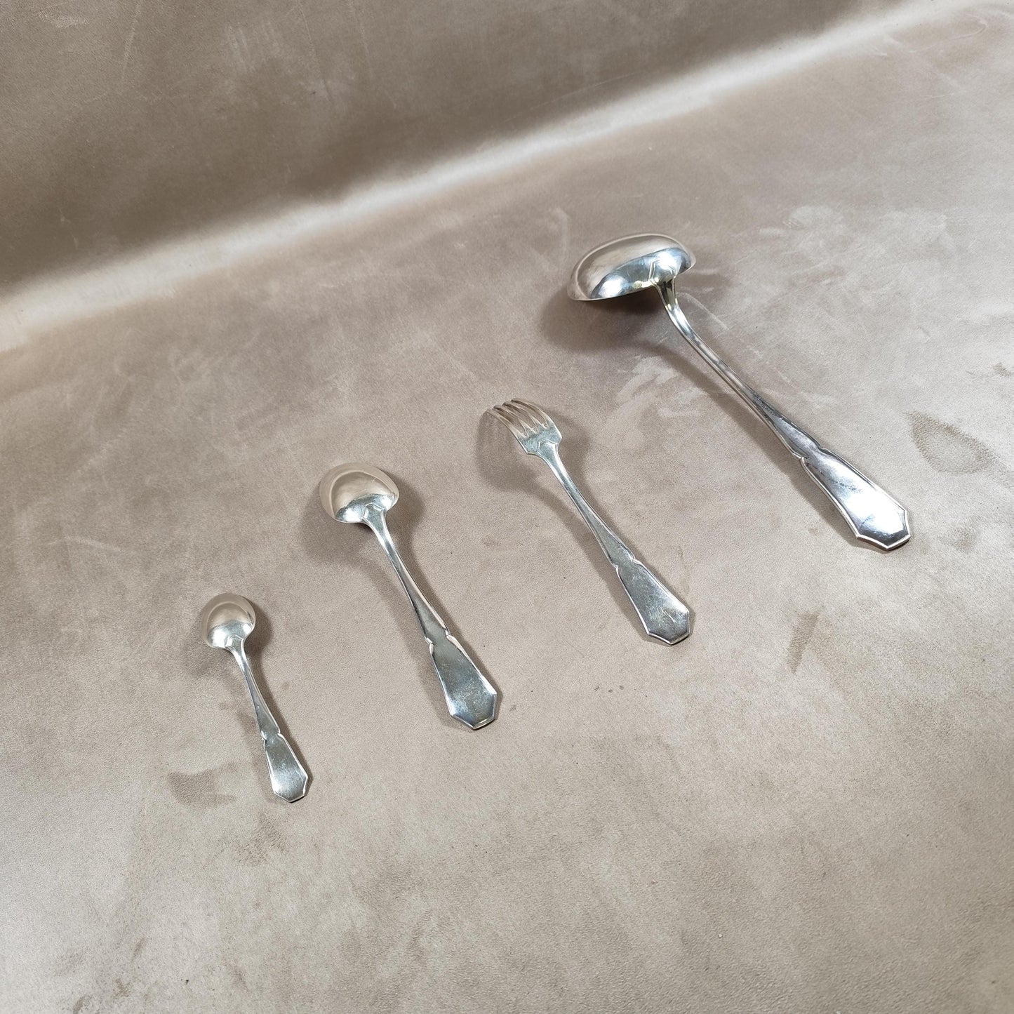 Ménagère 12 personnes 37 pièces Art Déco par Saint Médard en Métal argenté Poinçon d'Orfèvre en écrin Vintage 1900