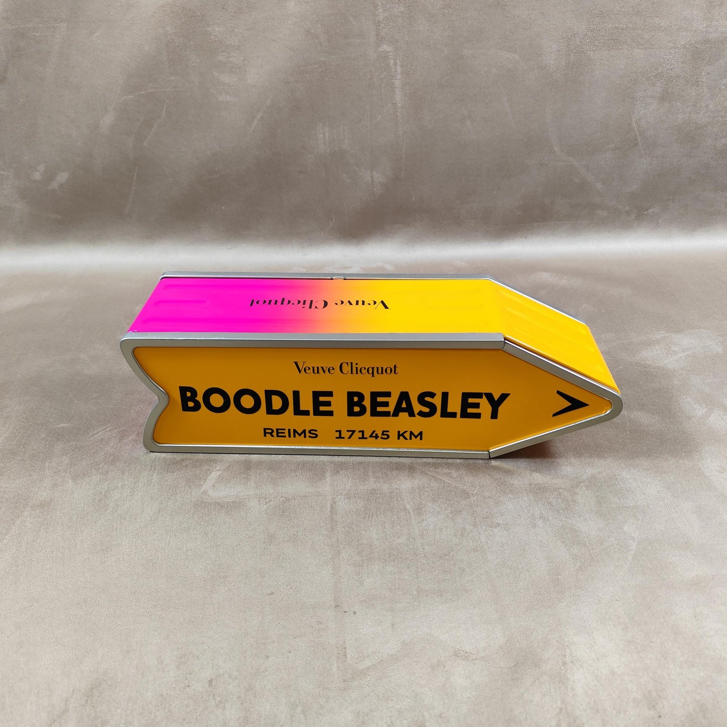 RARE Veuve Clicquot boite en métal "Follow Your Sun" panneau flèche BOODLE BEASLEY Made in France Vintage 1990