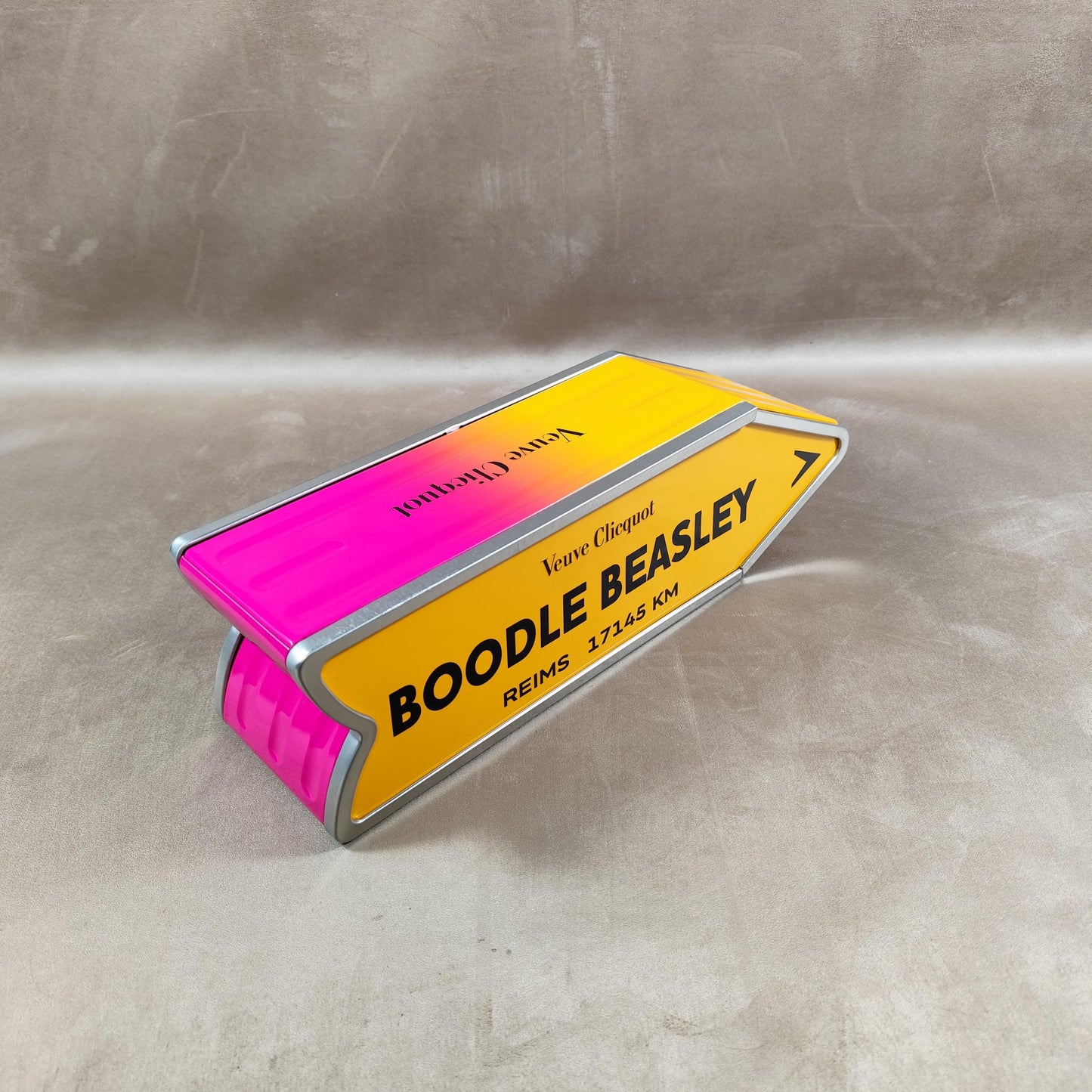 RARE Veuve Clicquot boite en métal "Follow Your Sun" panneau flèche BOODLE BEASLEY Made in France Vintage 1990