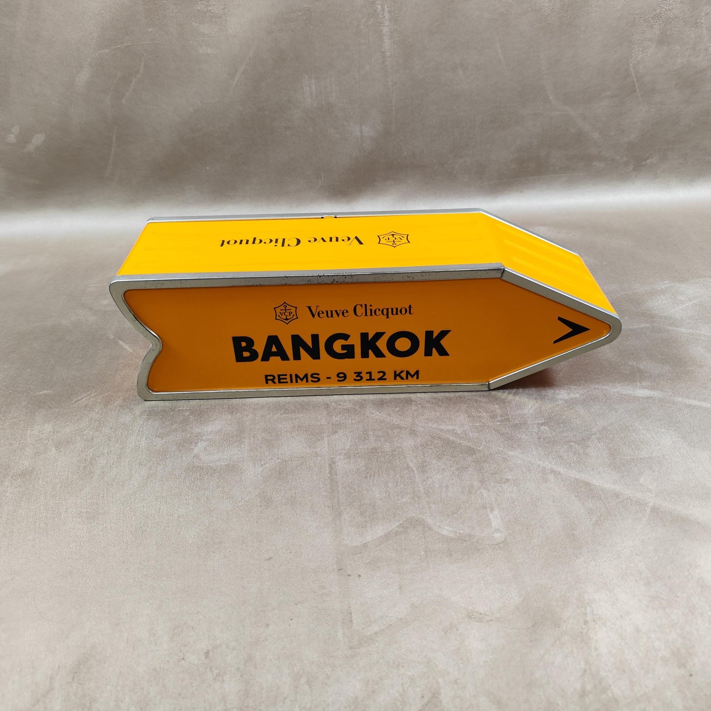 RARE Veuve Clicquot boite en métal orange panneau flèche BANGKOK Made in France Vintage 1990