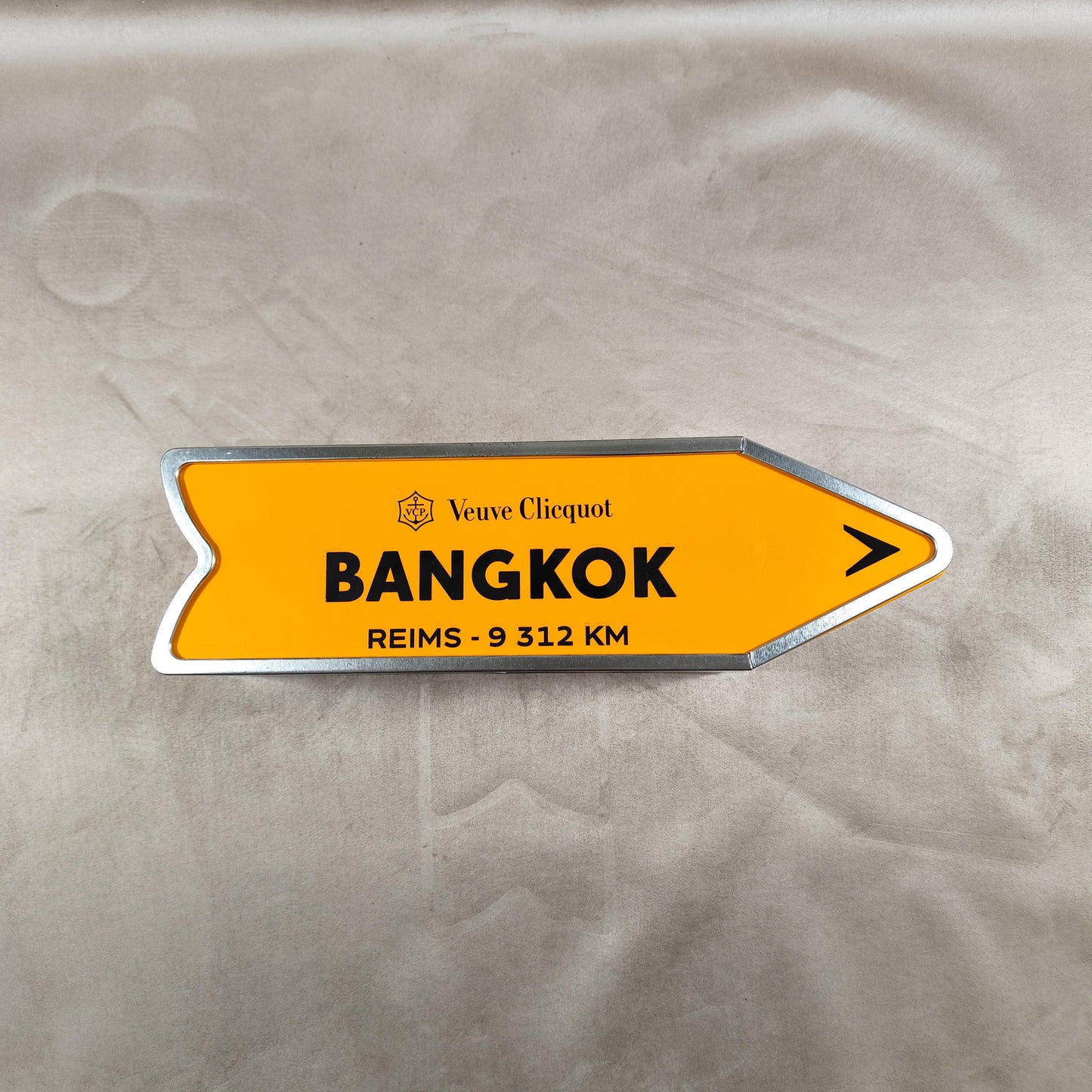 RARE Veuve Clicquot boite en métal orange panneau flèche BANGKOK Made in France Vintage 1990