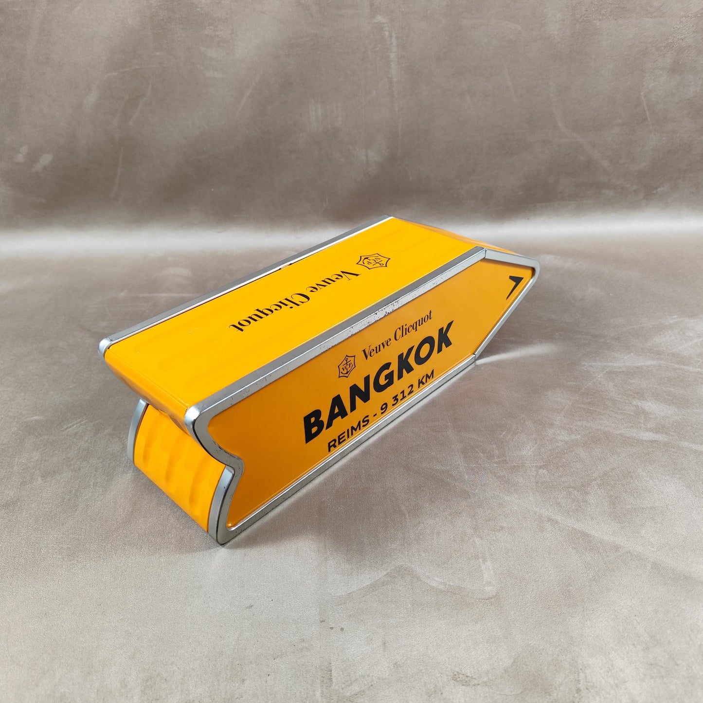 RARE Veuve Clicquot boite en métal orange panneau flèche BANGKOK Made in France Vintage 1990