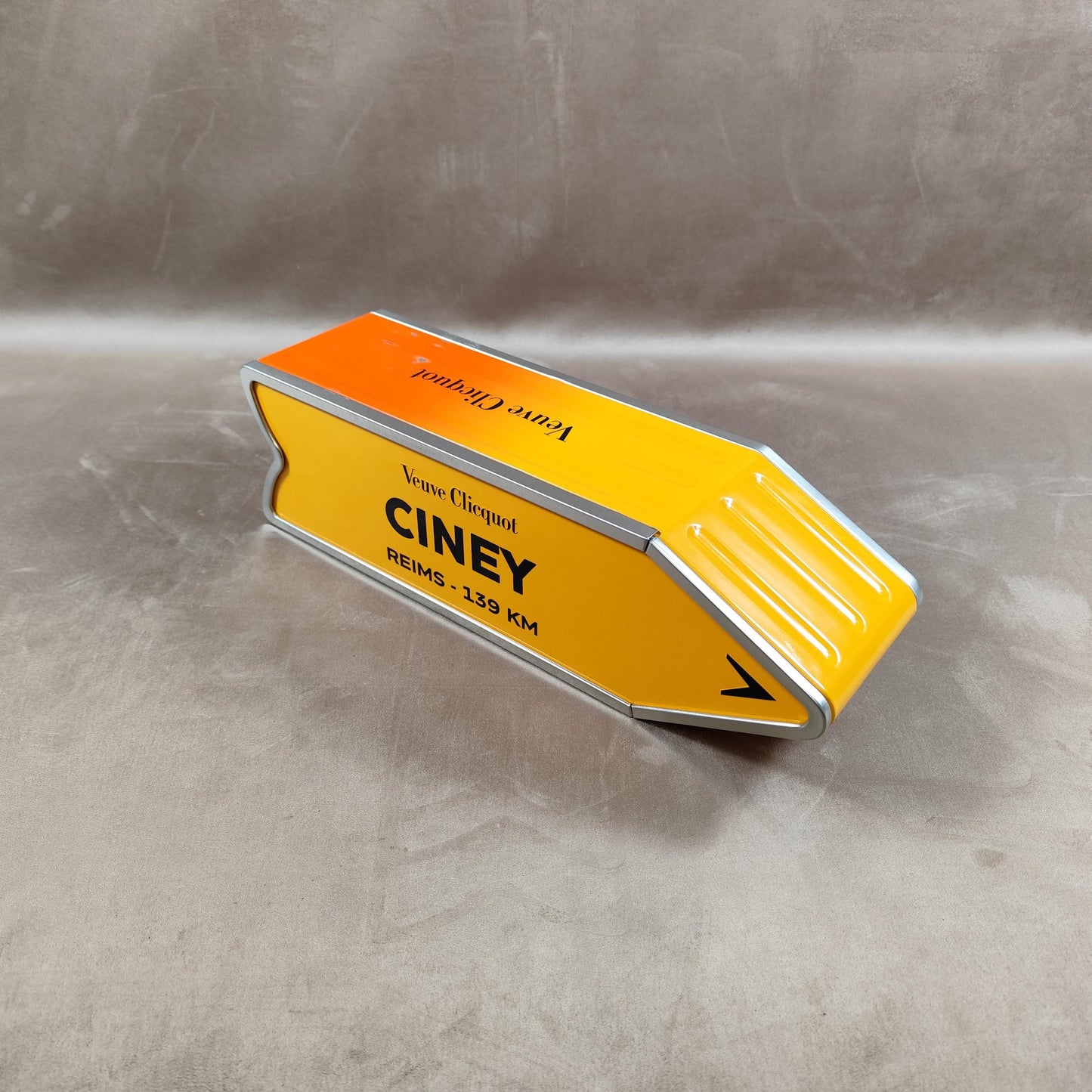 RARE Veuve Clicquot boite en métal "Follow Your Sun" panneau flèche CINEY Made in France Vintage 1990