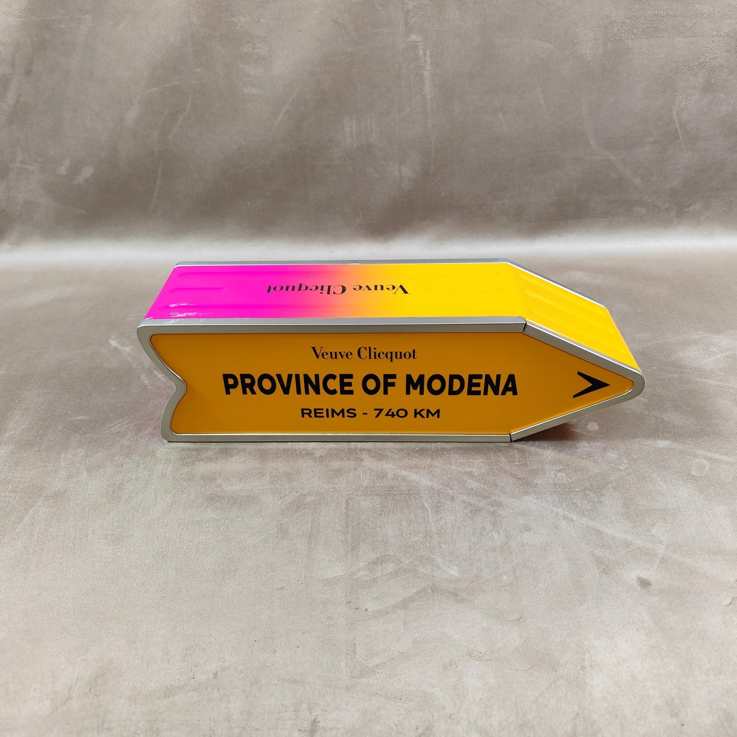 RARE Veuve Clicquot boite en métal "Follow Your Sun" panneau flèche PROVINCE of MODENA Made in France Vintage 1990