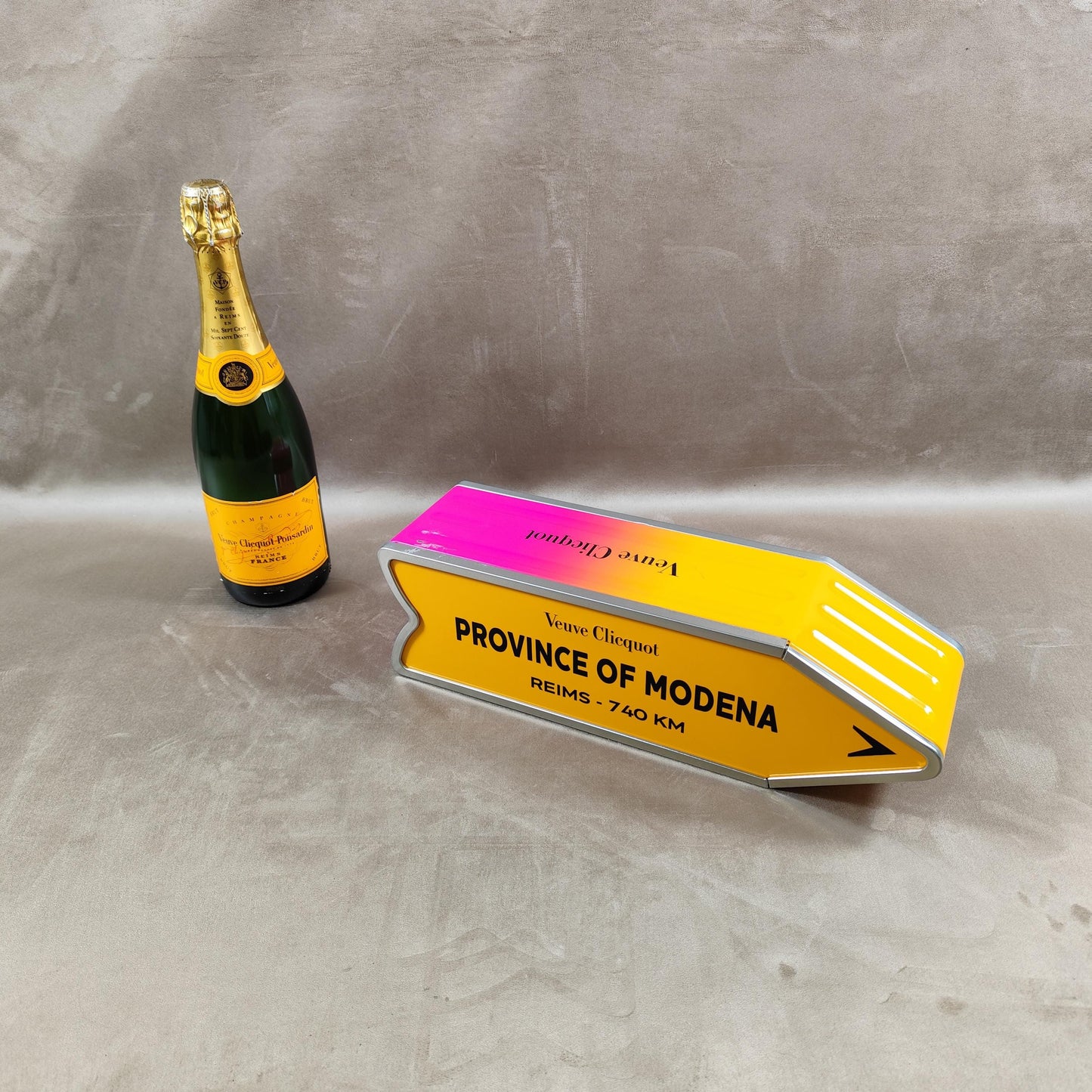 RARE Veuve Clicquot boite en métal "Follow Your Sun" panneau flèche PROVINCE of MODENA Made in France Vintage 1990