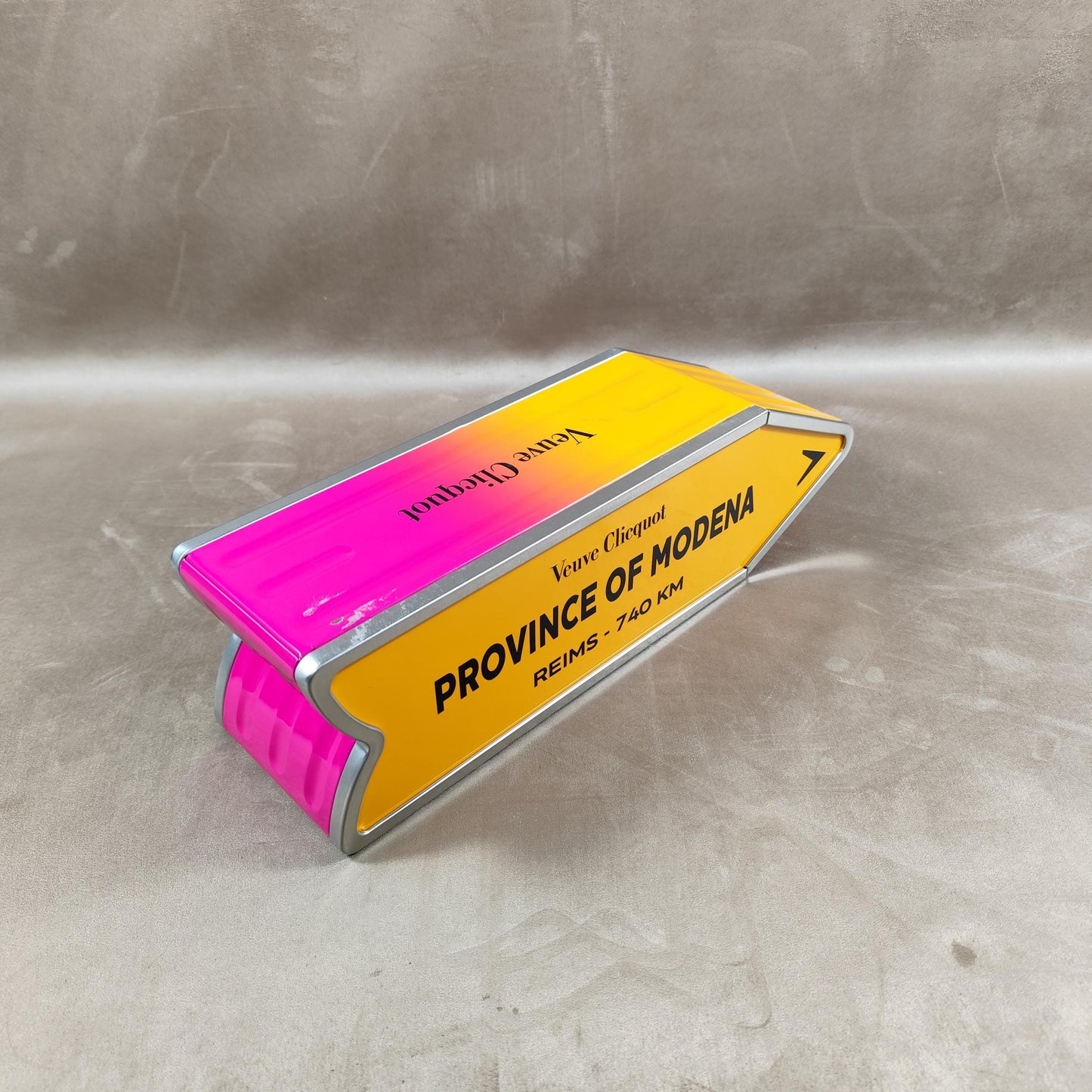 RARE Veuve Clicquot boite en métal "Follow Your Sun" panneau flèche PROVINCE of MODENA Made in France Vintage 1990