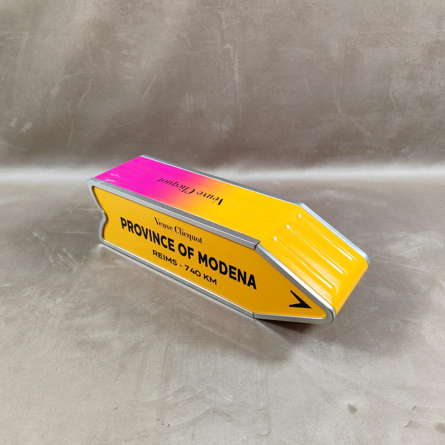 RARE Veuve Clicquot boite en métal "Follow Your Sun" panneau flèche PROVINCE of MODENA Made in France Vintage 1990