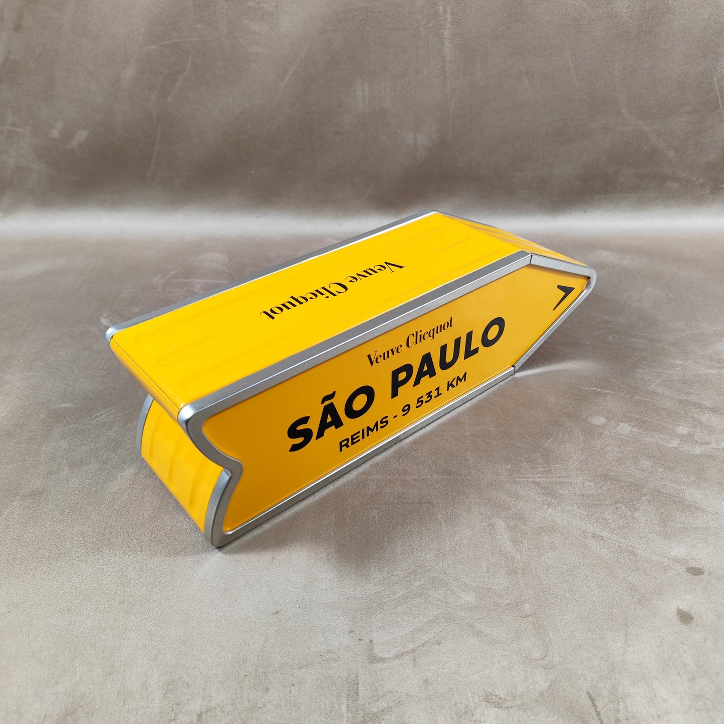 RARE Veuve Clicquot boite en métal orange panneau flèche SAO PAULO Made in France Vintage 1990