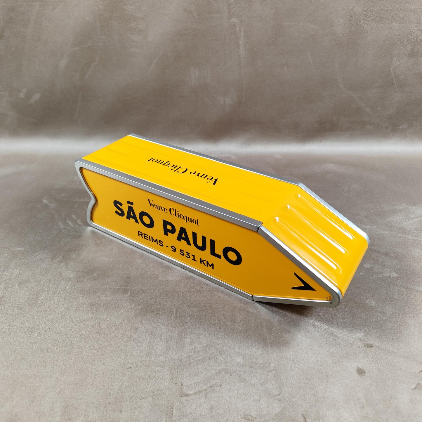 RARE Veuve Clicquot boite en métal orange panneau flèche SAO PAULO Made in France Vintage 1990