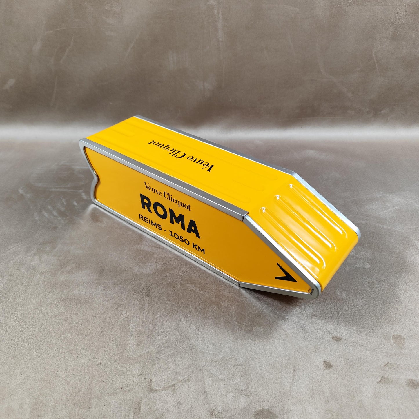 RARE Veuve Clicquot boite en métal orange panneau flèche ROMA Made in France Vintage 1990