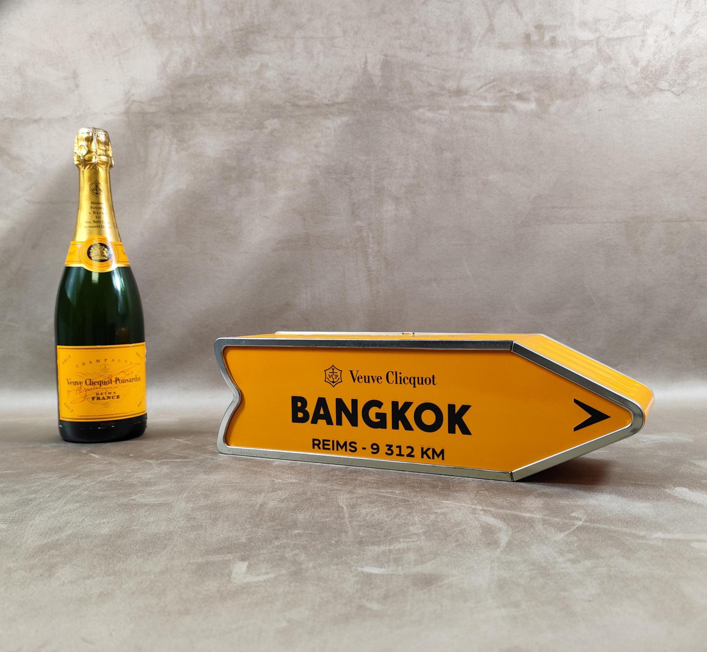 RARE Veuve Clicquot boite en métal orange panneau flèche BANGKOK Made in France Vintage 1990