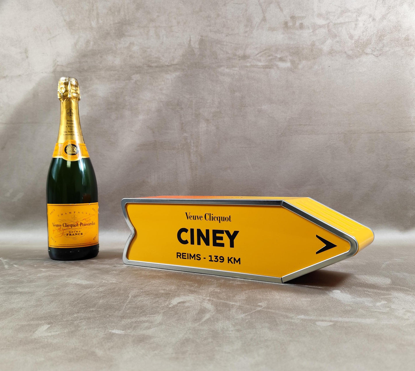 RARE Veuve Clicquot boite en métal "Follow Your Sun" panneau flèche CINEY Made in France Vintage 1990