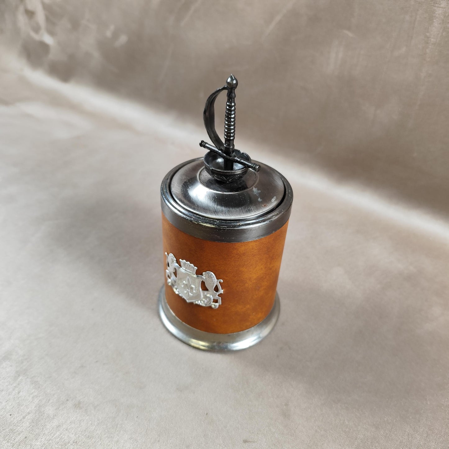 Distributeur de cigarette en laiton et cuir Made in France Vintage 1970