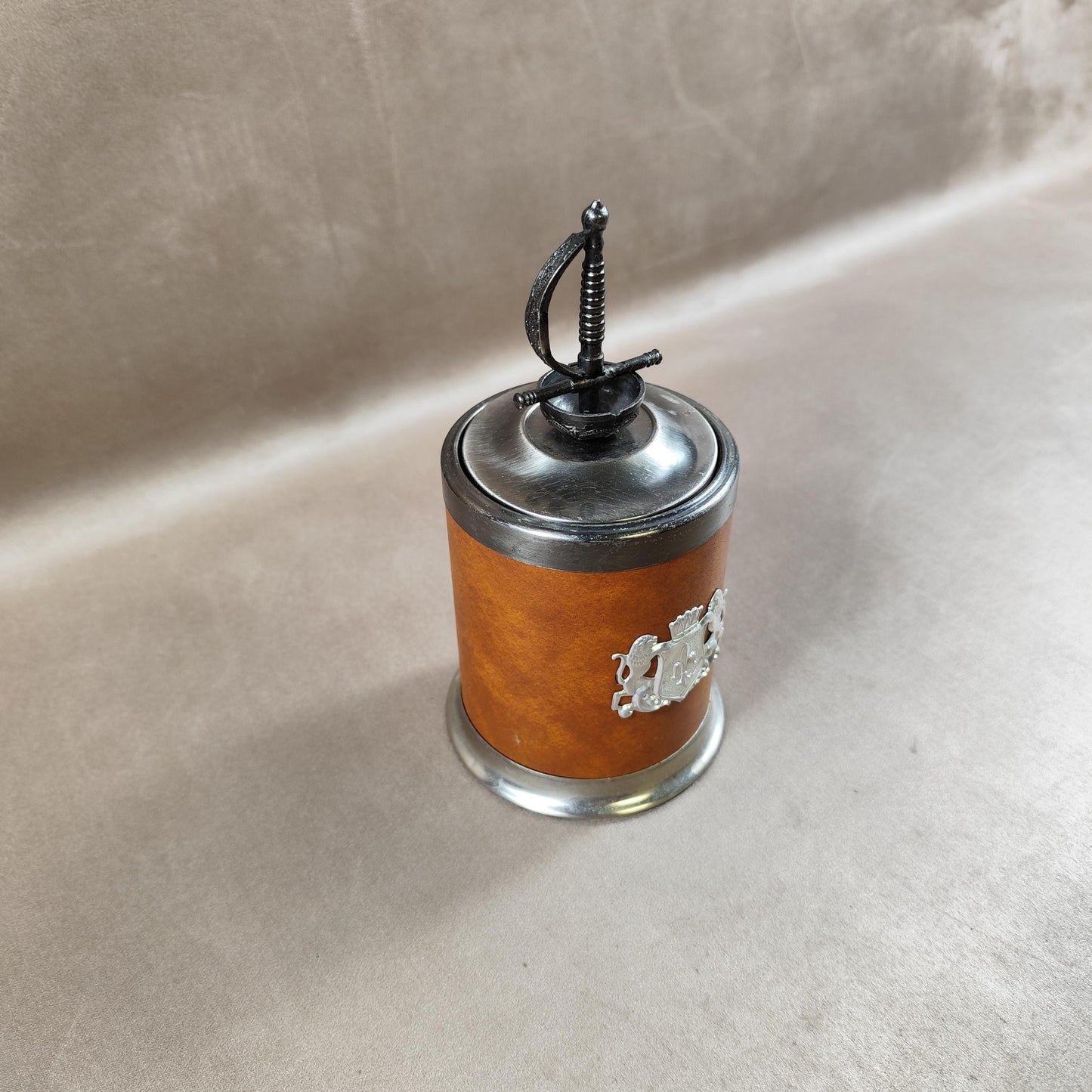 Distributeur de cigarette en laiton et cuir Made in France Vintage 1970