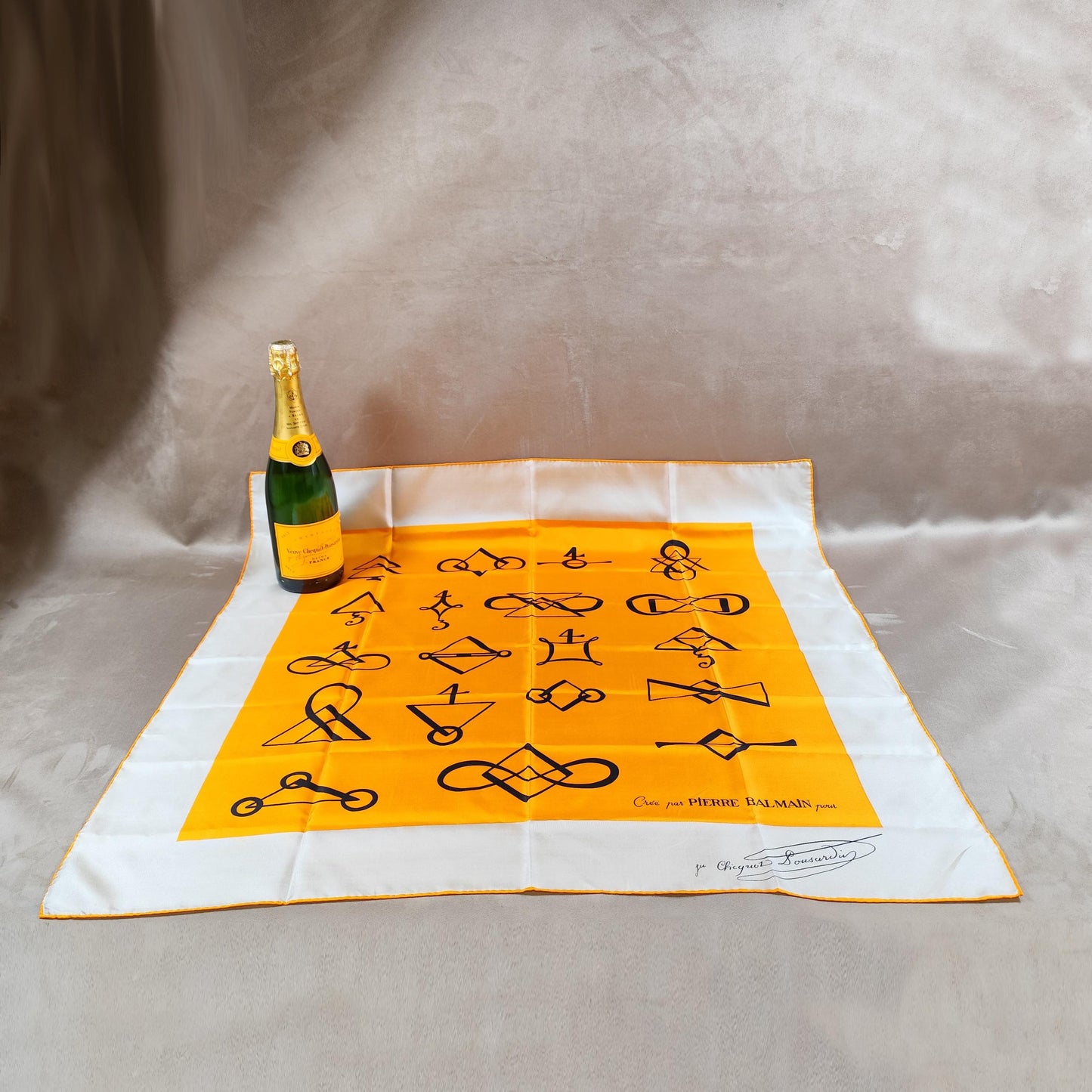 Foulard en soie Champagne Veuve Clicquot par Pierre Balmain Made in France Vintage 1970