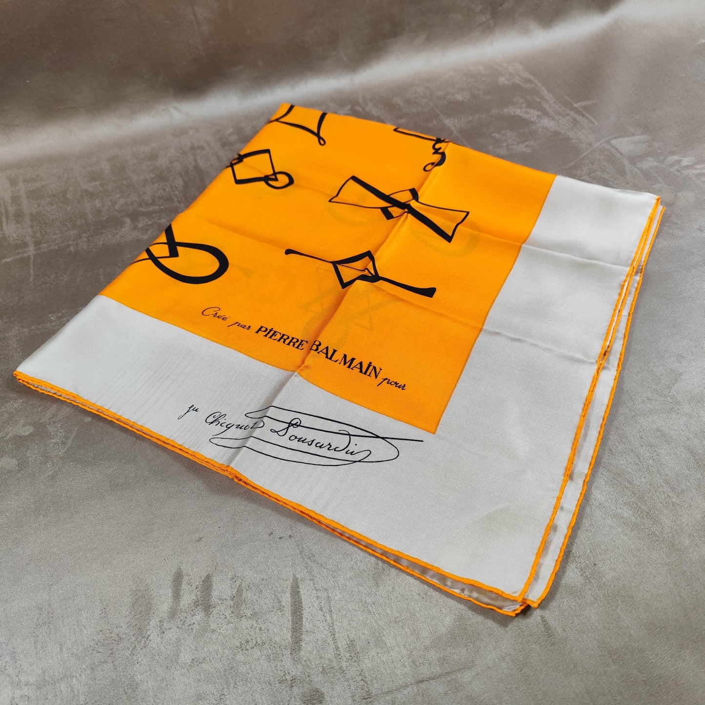 Foulard en soie Champagne Veuve Clicquot par Pierre Balmain Made in France Vintage 1970