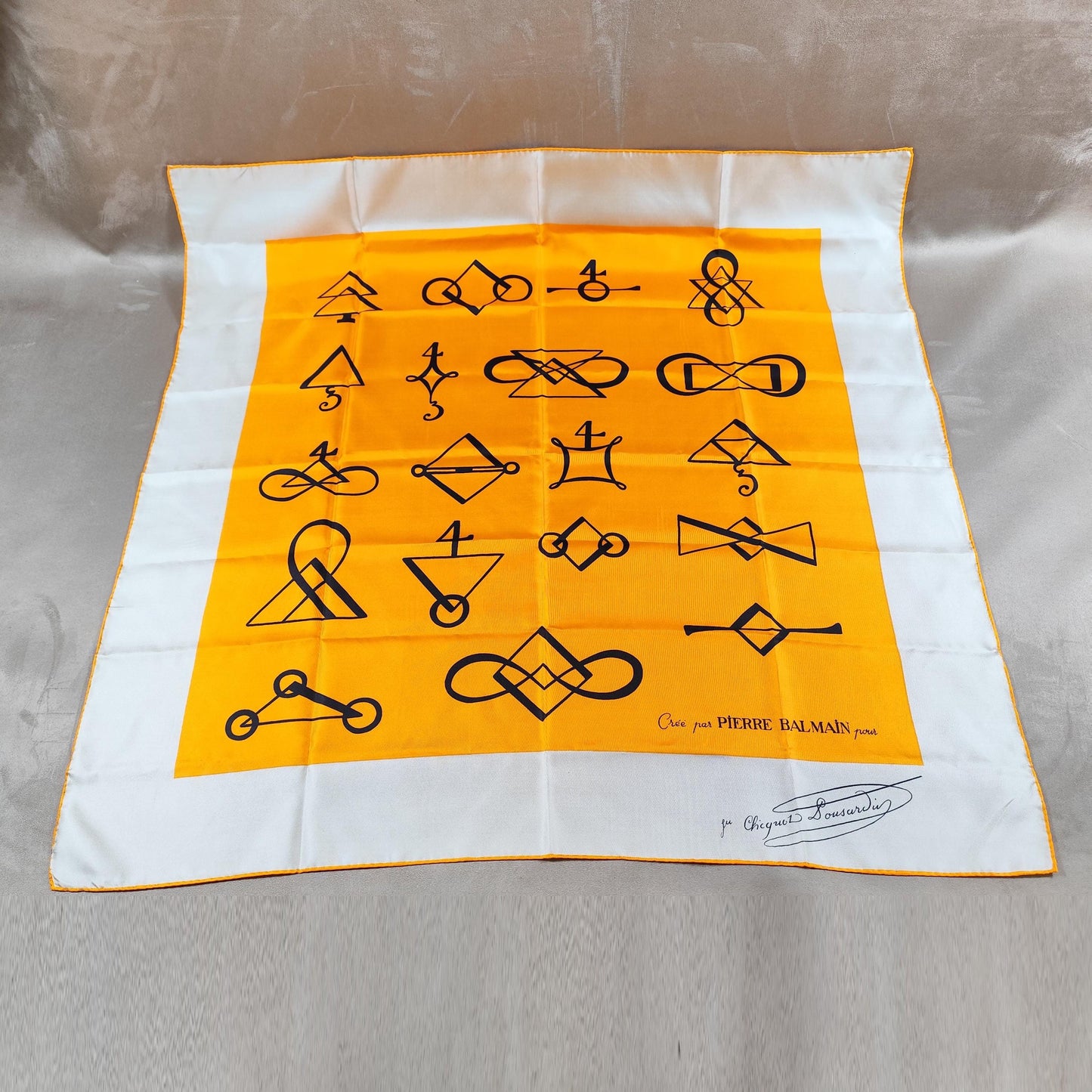 Foulard en soie Champagne Veuve Clicquot par Pierre Balmain Made in France Vintage 1970