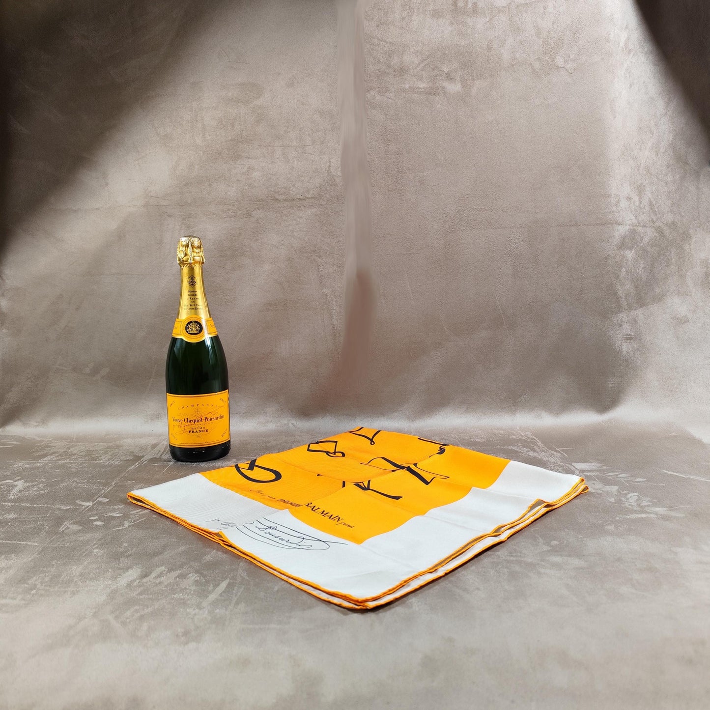 Foulard en soie Champagne Veuve Clicquot par Pierre Balmain Made in France Vintage 1970