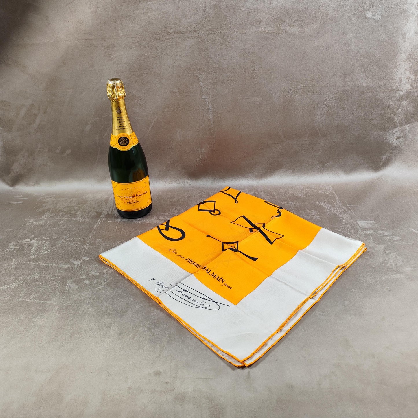 Foulard en soie Champagne Veuve Clicquot par Pierre Balmain Made in France Vintage 1970