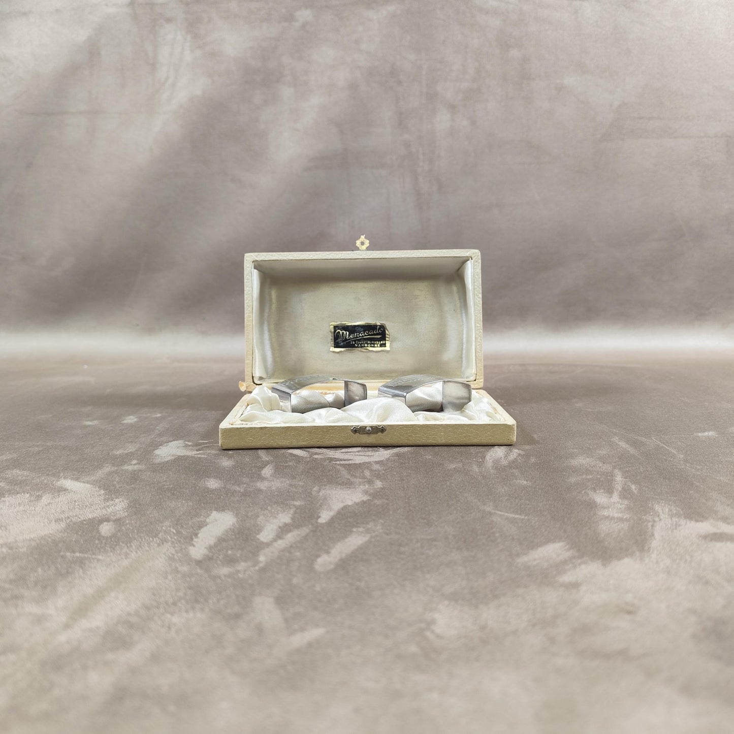 Lot de 2 ronds de serviettes en métal argenté Monsieur Madame par Menacado Made in France Vintage 1900