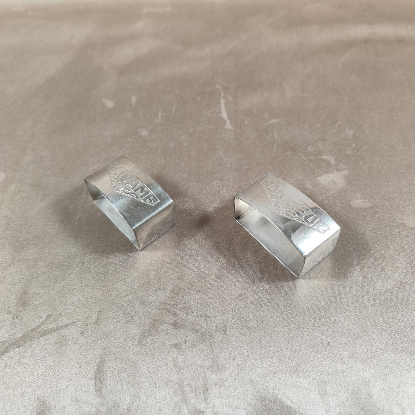 Lot de 2 ronds de serviettes en métal argenté Monsieur Madame par Menacado Made in France Vintage 1900