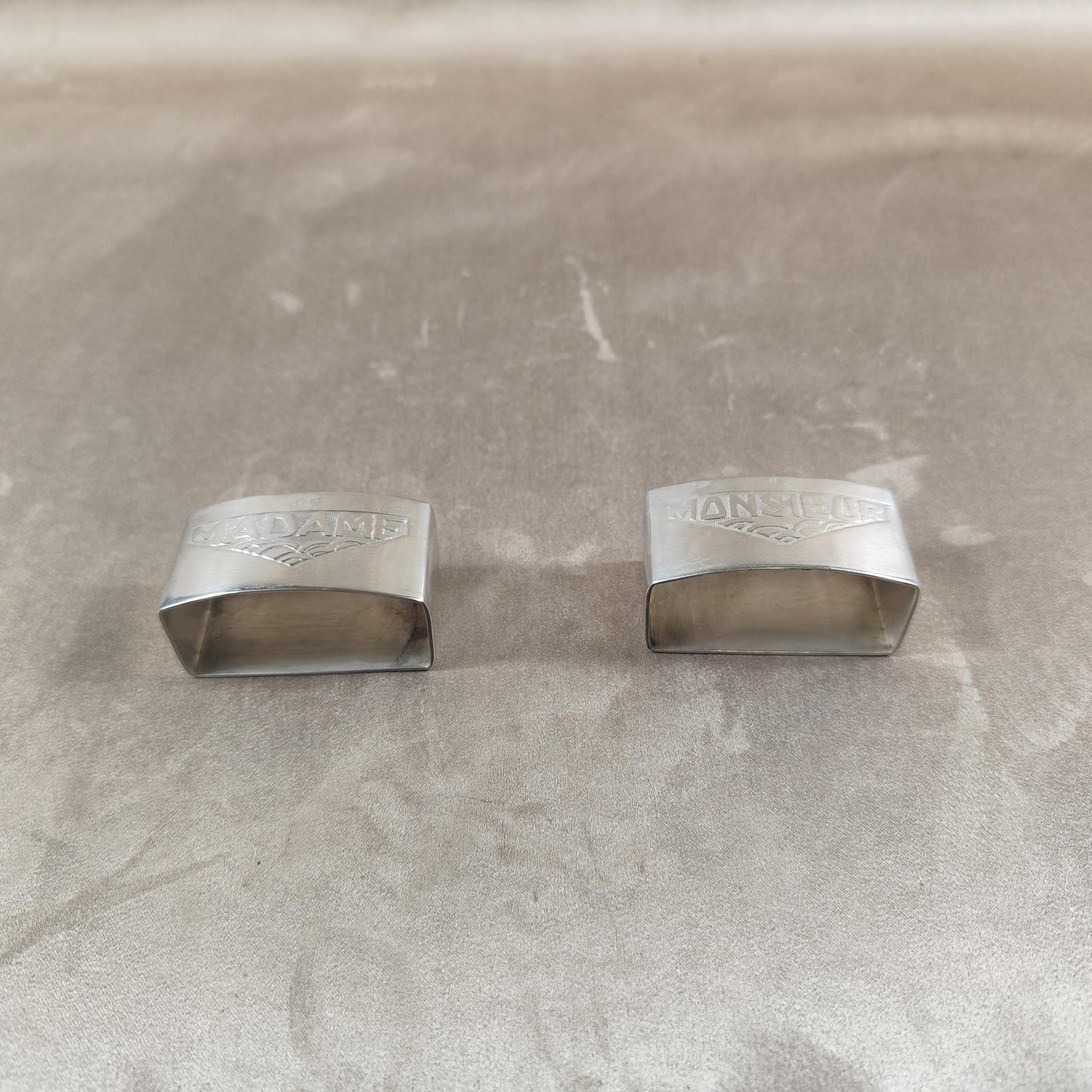 Lot de 2 ronds de serviettes en métal argenté Monsieur Madame par Menacado Made in France Vintage 1900