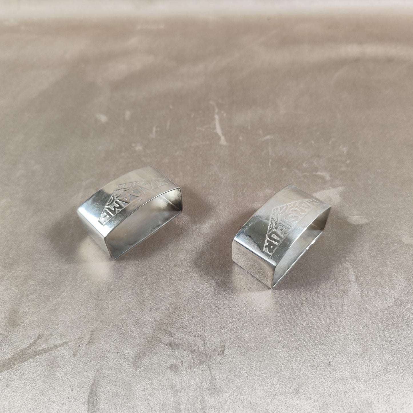 Lot de 2 ronds de serviettes en métal argenté Monsieur Madame par Menacado Made in France Vintage 1900