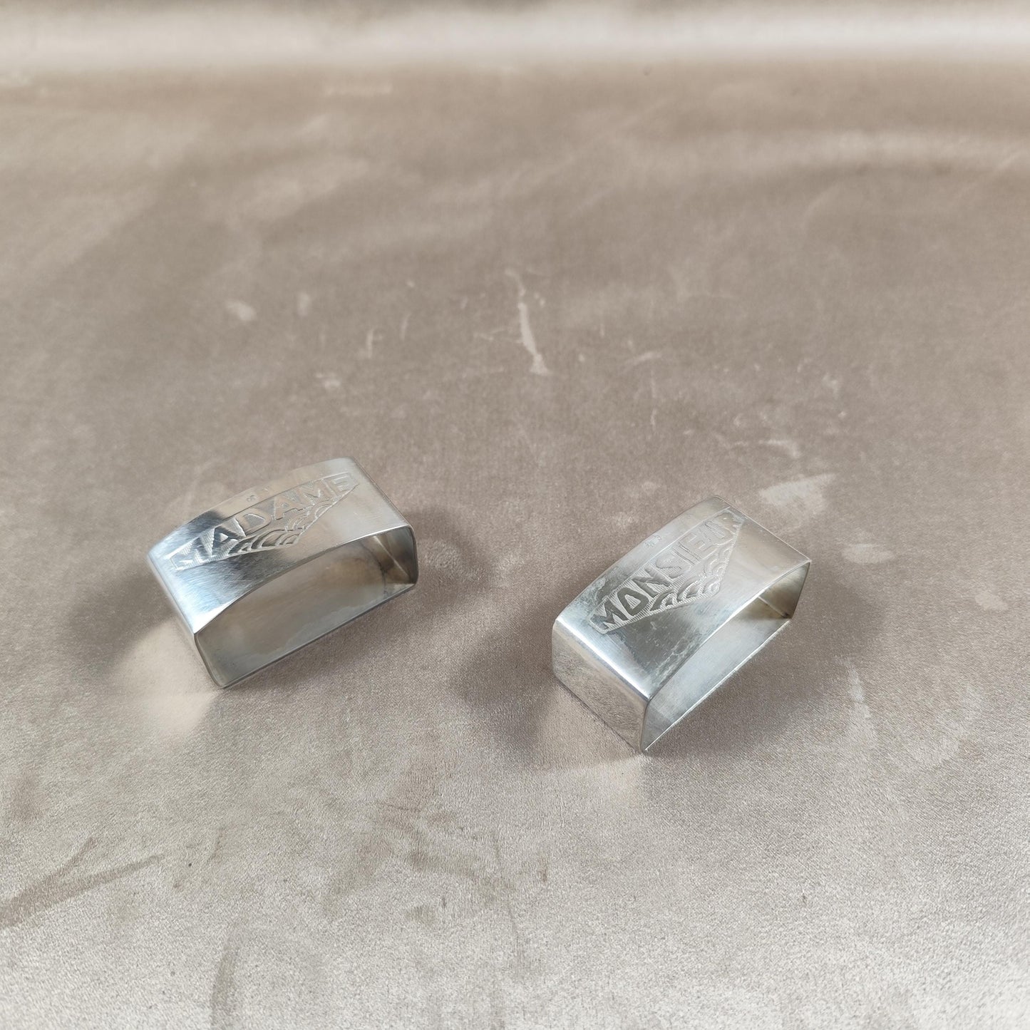 Lot de 2 ronds de serviettes en métal argenté Monsieur Madame par Menacado Made in France Vintage 1900