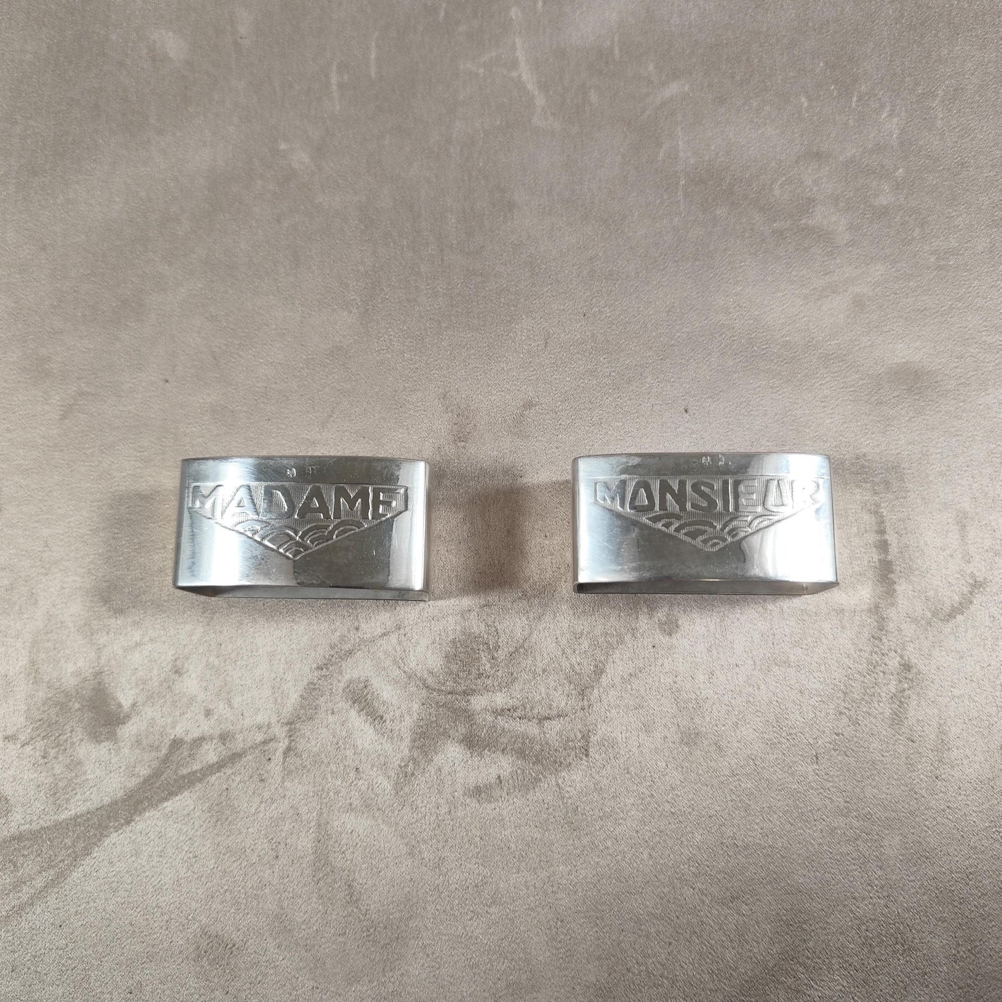 Lot de 2 ronds de serviettes en métal argenté Monsieur Madame par Menacado Made in France Vintage 1900