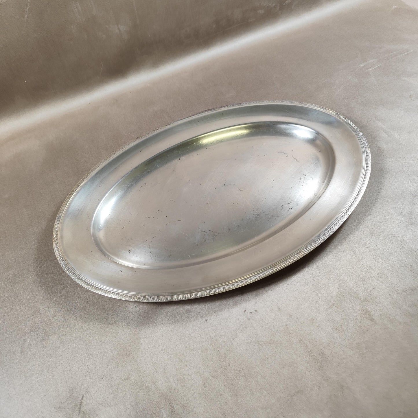 Plat Christofle en métal argenté ligne Malmaison avec poinçon d'orfèvre Made in France Vintage 1900