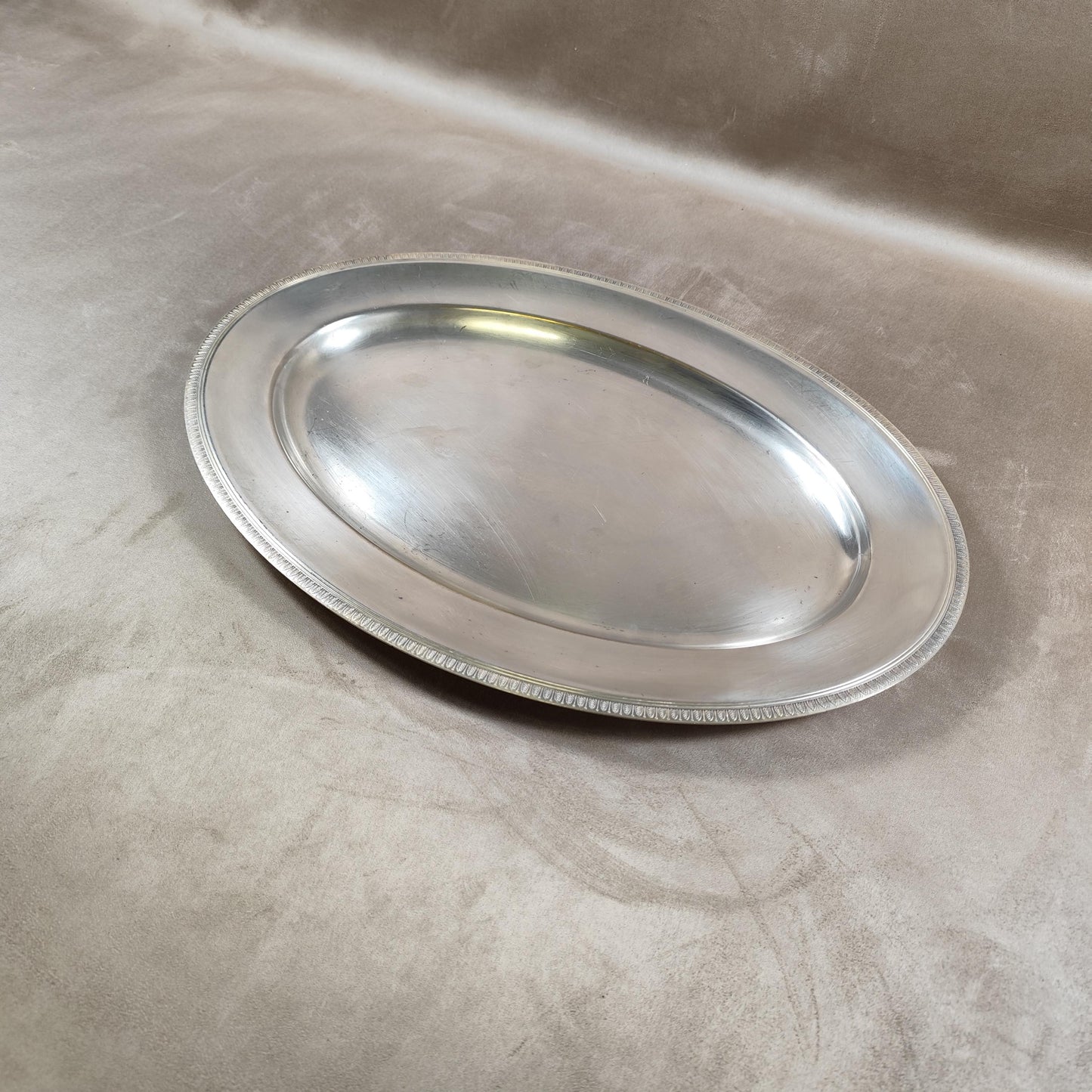 Plat Christofle ligne Malmaison en métal argenté avec poinçon d'orfèvre Made in France Vintage 1900