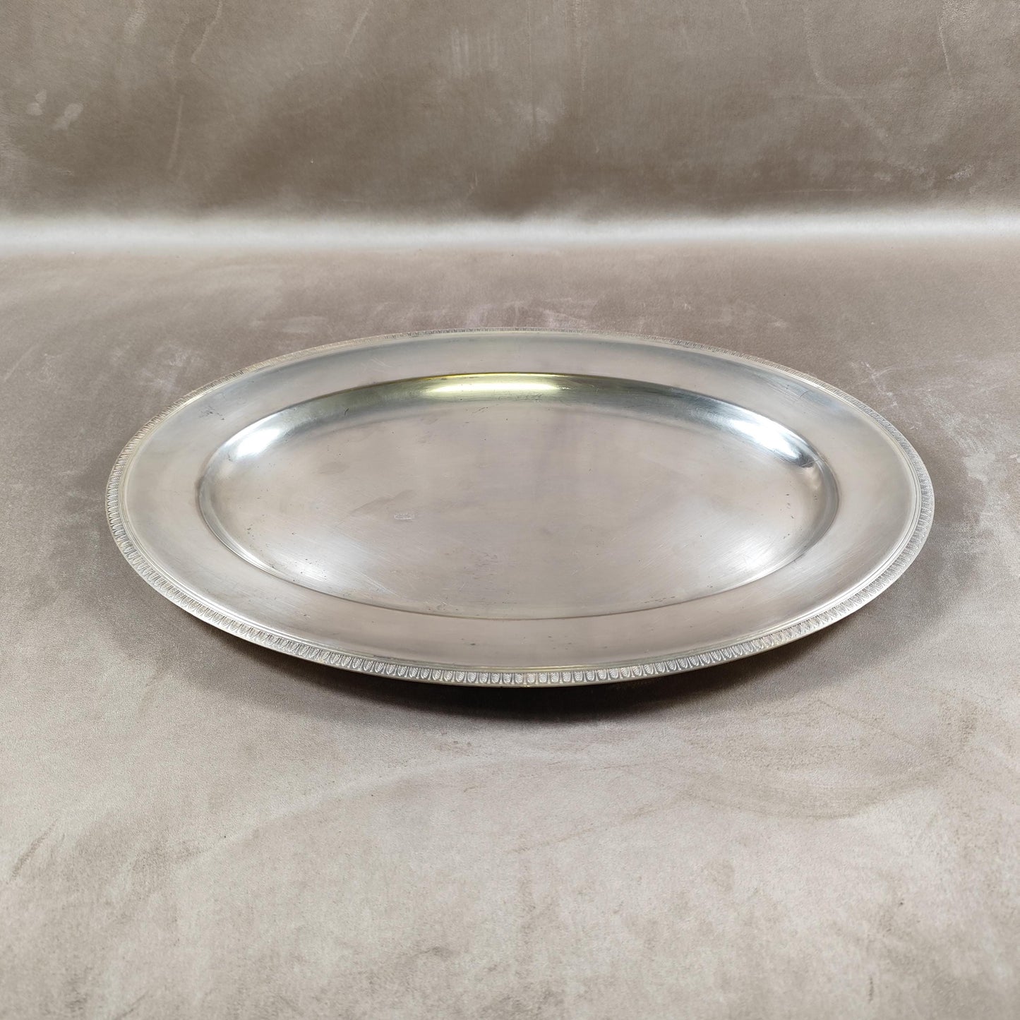 Plat Christofle ligne Malmaison en métal argenté avec poinçon d'orfèvre Made in France Vintage 1900