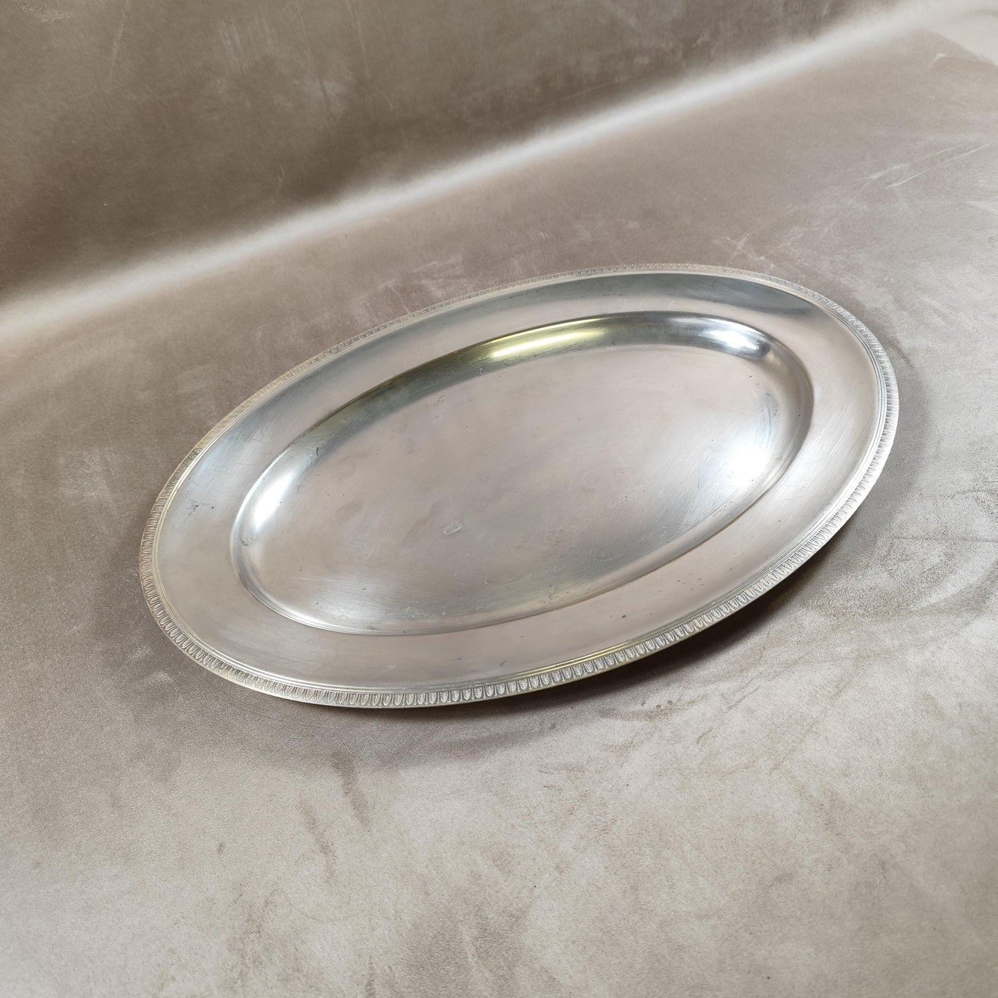 Plat Christofle ligne Malmaison en métal argenté avec poinçon d'orfèvre Made in France Vintage 1900