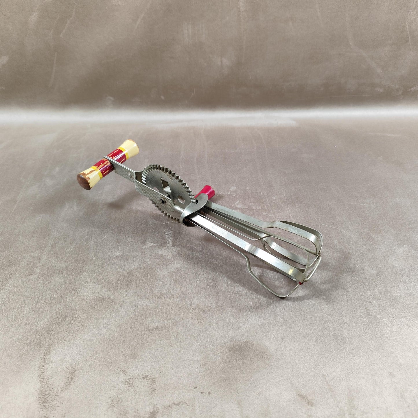 Batteur à œuf à manche en bois Made in France Vintage 1950