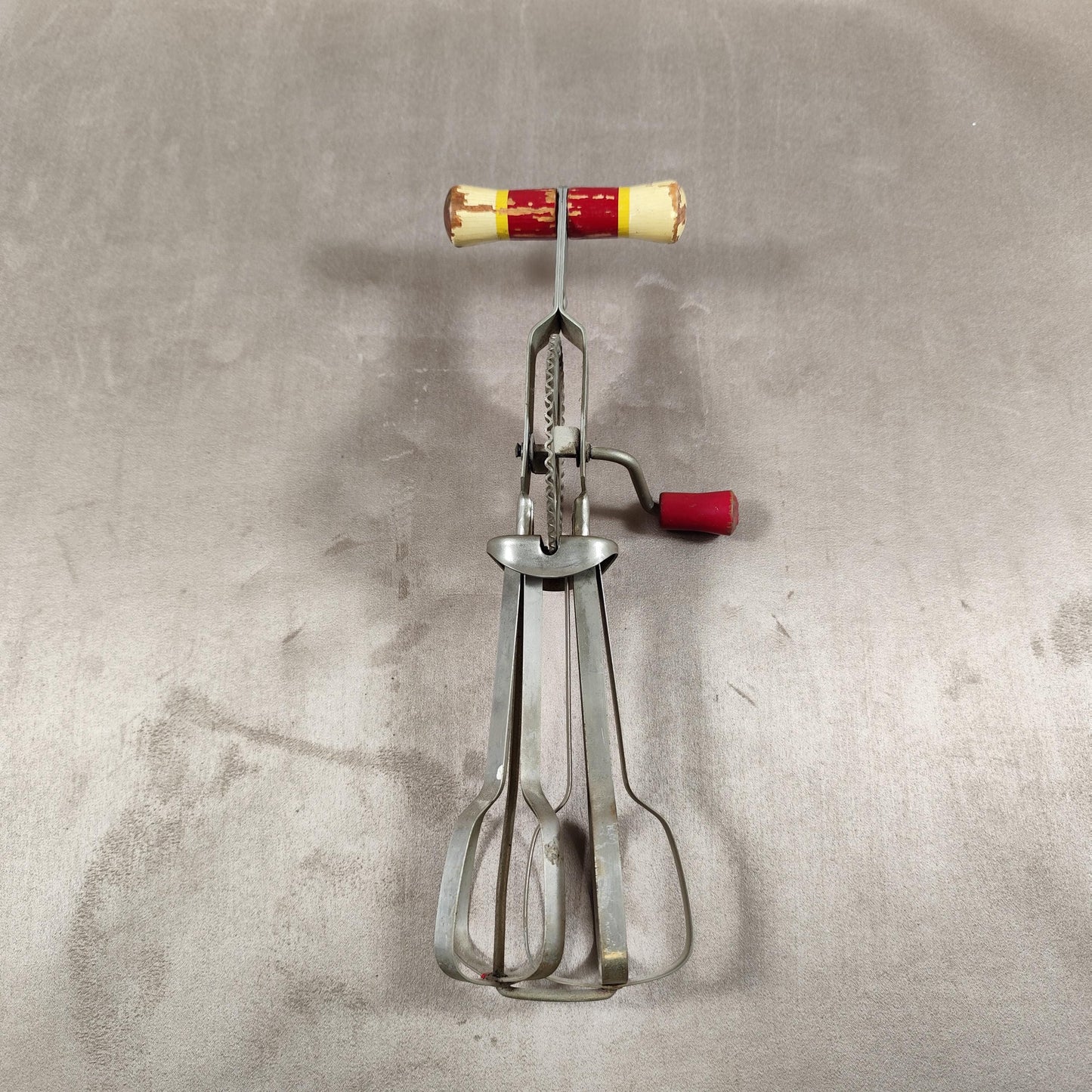 Batteur à œuf à manche en bois Made in France Vintage 1950