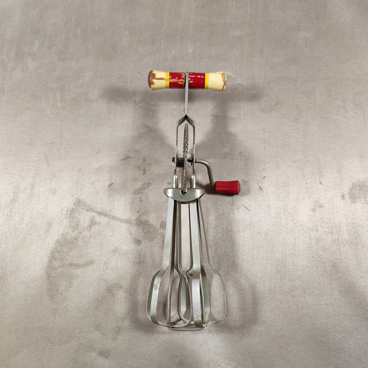 Batteur à œuf à manche en bois Made in France Vintage 1950