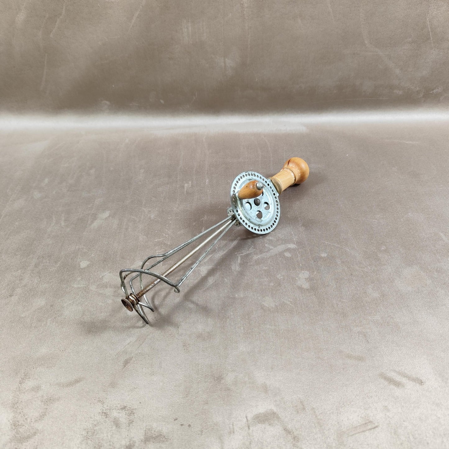 Batteur à œuf à manche en bois Made in France Vintage 1950